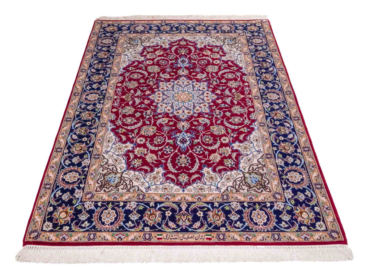 Handgeknüpfter "Entezari" Isfahan Perserteppich von Khademi aus Wolle mit Seide, rot. Feiner, persischer Teppich mit Medaillon, signiert. Orientteppich, geknüpft in Iran. Größe: 165 x 113 cm. Teppichnummer: SB3-1060 | Jupiter Intl.