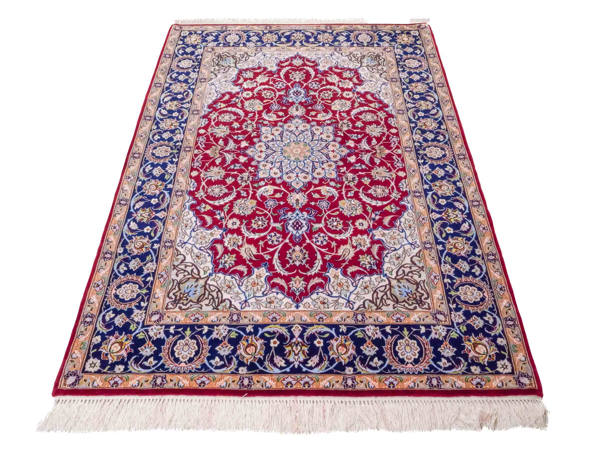 Handgeknüpfter "Entezari" Isfahan Perserteppich von Khademi aus Wolle mit Seide, rot. Feiner, persischer Teppich mit Medaillon, signiert. Orientteppich, geknüpft in Iran. Größe: 165 x 113 cm. Teppichnummer: SB3-1060 | Jupiter Intl.
