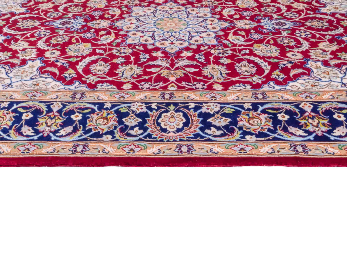 Handgeknüpfter "Entezari" Isfahan Perserteppich von Khademi aus Wolle mit Seide, rot. Feiner, persischer Teppich mit Medaillon, signiert. Orientteppich, geknüpft in Iran. Größe: 165 x 113 cm. Teppichnummer: SB3-1060 | Jupiter Intl.