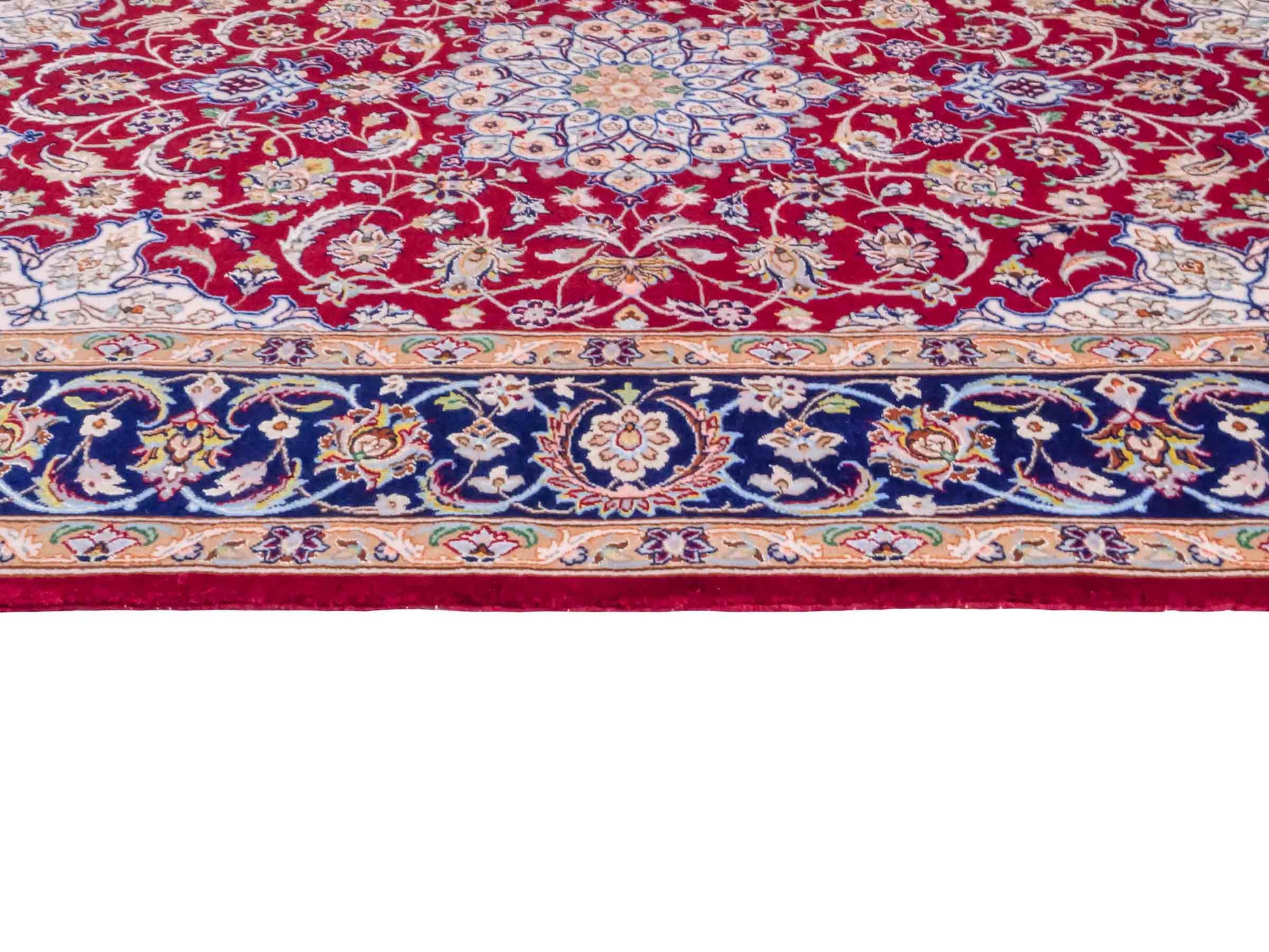 Handgeknüpfter "Entezari" Isfahan Perserteppich von Khademi aus Wolle mit Seide, rot. Feiner, persischer Teppich mit Medaillon, signiert. Orientteppich, geknüpft in Iran. Größe: 165 x 113 cm. Teppichnummer: SB3-1060 | Jupiter Intl.