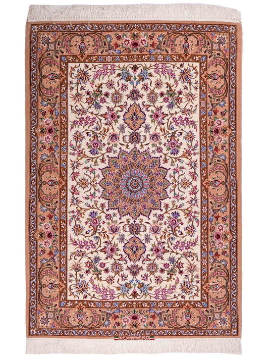 Handgeknüpfter "Mazaheri" Isfahan Perserteppich von Khademi aus Wolle & Seide, beige, cremeweiß. Persischer Teppich mit Medaillon, signiert, fein. Orientteppich geknüpft in Iran. Größe: 166 cm x 107 cm. Teppichnummer: DB3-1006 | Jupiter Intl.
