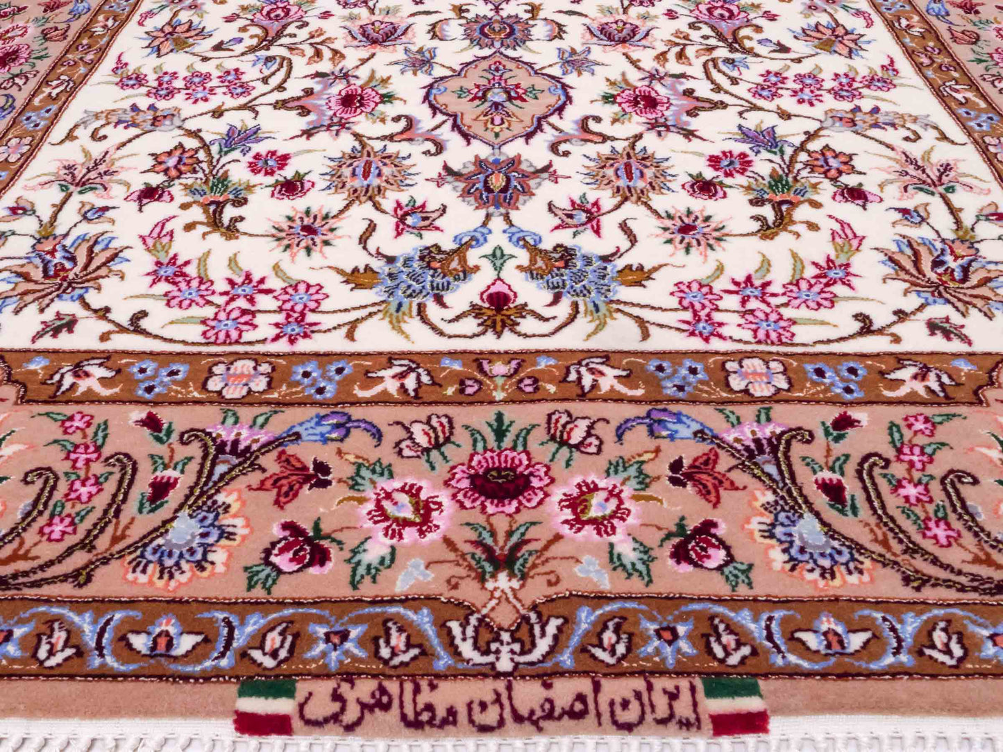 Handgeknüpfter "Mazaheri" Isfahan Perserteppich von Khademi aus Wolle & Seide, beige, cremeweiß. Persischer Teppich mit Medaillon, signiert, fein. Orientteppich geknüpft in Iran. Größe: 166 cm x 107 cm. Teppichnummer: DB3-1006 | Jupiter Intl.