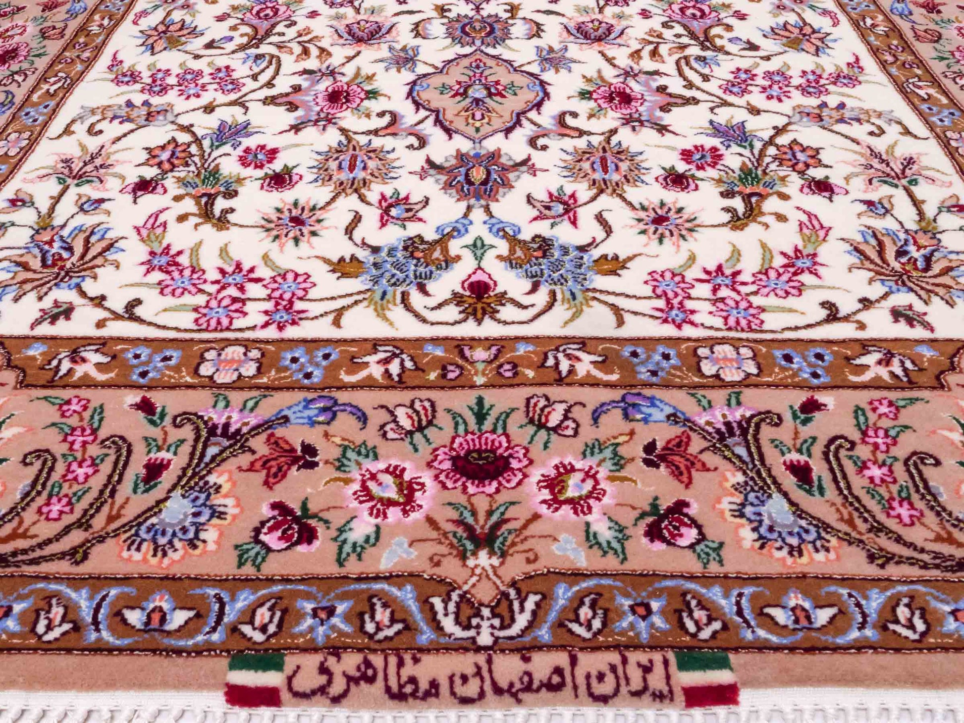 Handgeknüpfter "Mazaheri" Isfahan Perserteppich von Khademi aus Wolle & Seide, beige, cremeweiß. Persischer Teppich mit Medaillon, signiert, fein. Orientteppich geknüpft in Iran. Größe: 166 cm x 107 cm. Teppichnummer: DB3-1006 | Jupiter Intl.