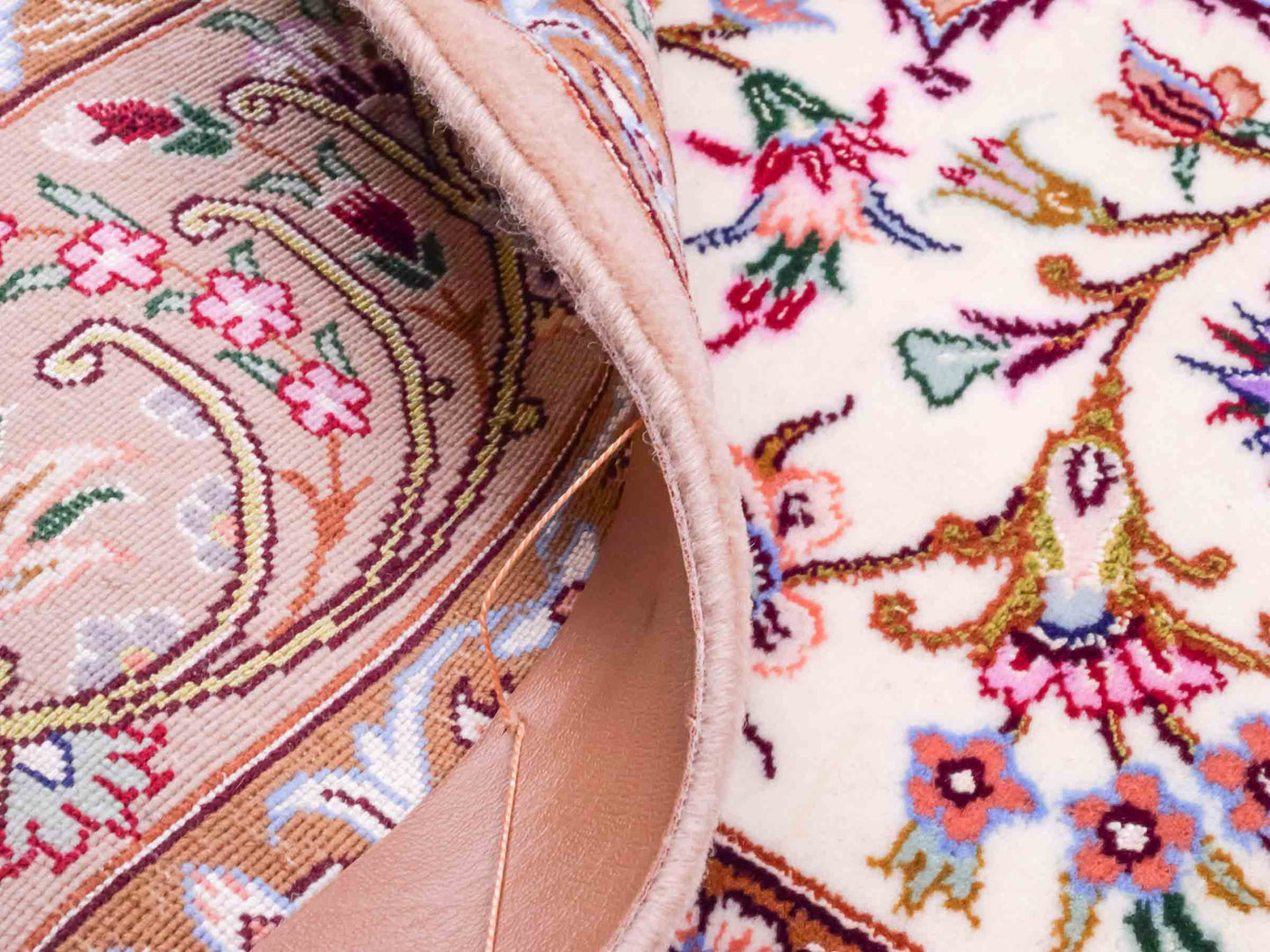 Handgeknüpfter "Mazaheri" Isfahan Perserteppich von Khademi aus Wolle & Seide, beige, cremeweiß. Persischer Teppich mit Medaillon, signiert, fein. Orientteppich geknüpft in Iran. Größe: 166 cm x 107 cm. Teppichnummer: DB3-1006 | Jupiter Intl.