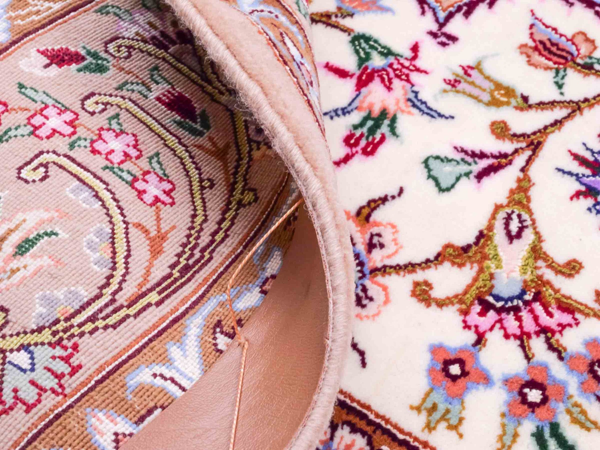 Handgeknüpfter "Mazaheri" Isfahan Perserteppich von Khademi aus Wolle & Seide, beige, cremeweiß. Persischer Teppich mit Medaillon, signiert, fein. Orientteppich geknüpft in Iran. Größe: 166 cm x 107 cm. Teppichnummer: DB3-1006 | Jupiter Intl.