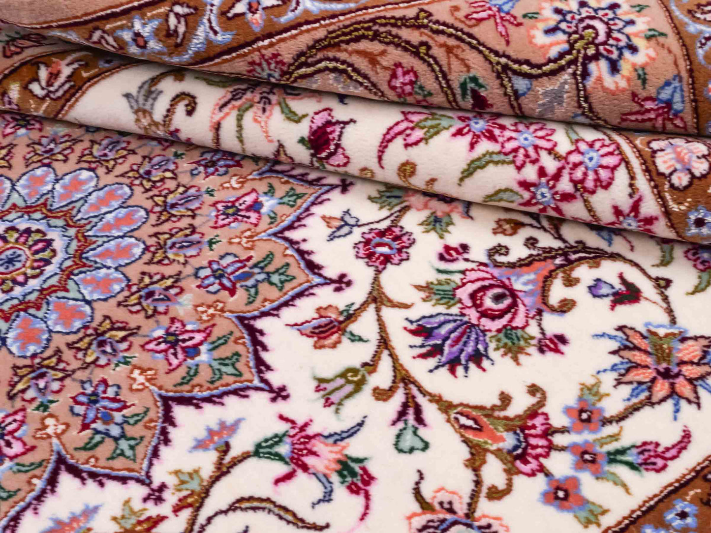 Handgeknüpfter "Mazaheri" Isfahan Perserteppich von Khademi aus Wolle & Seide, beige, cremeweiß. Persischer Teppich mit Medaillon, signiert, fein. Orientteppich geknüpft in Iran. Größe: 166 cm x 107 cm. Teppichnummer: DB3-1006 | Jupiter Intl.