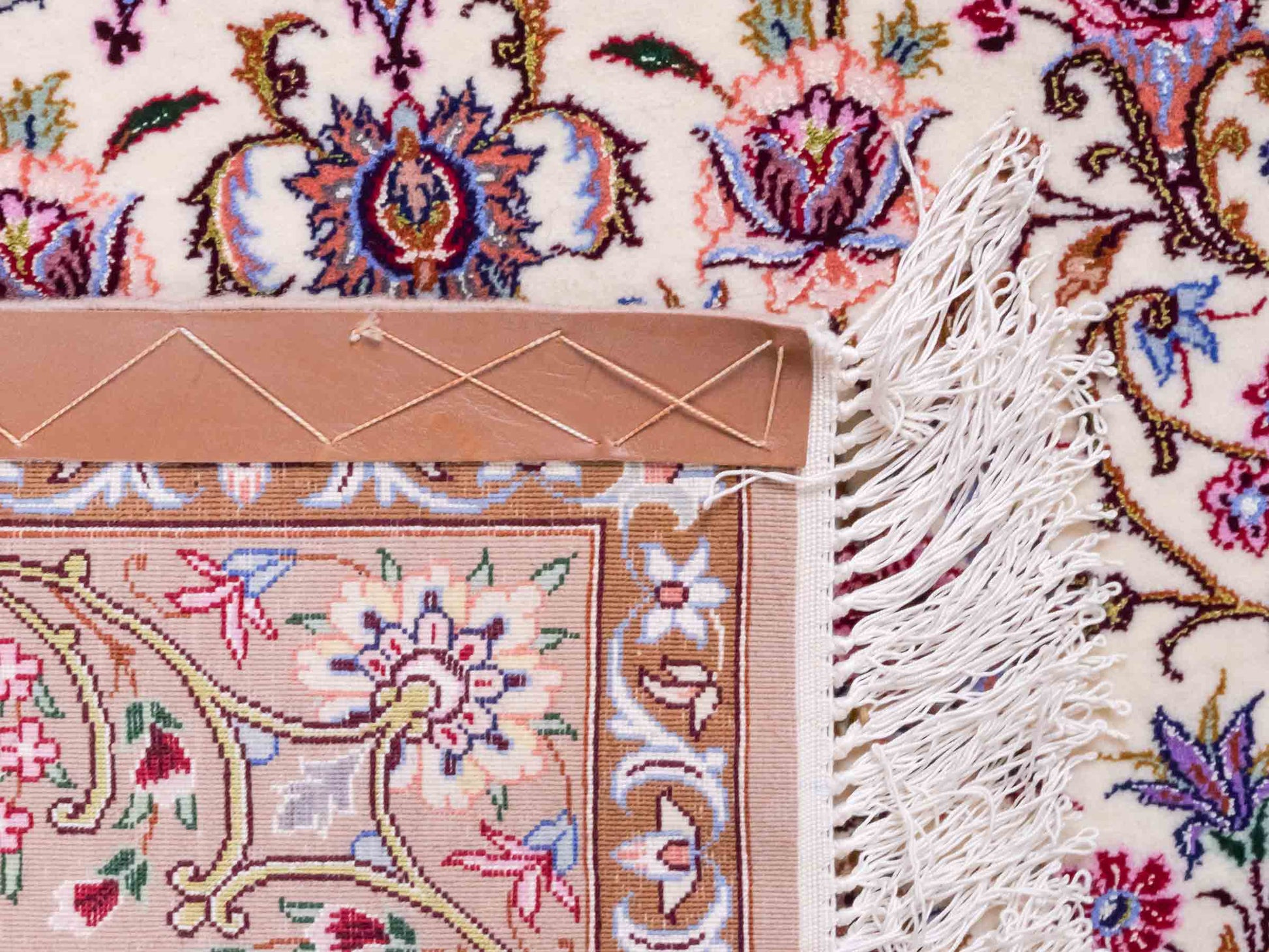 Handgeknüpfter "Mazaheri" Isfahan Perserteppich von Khademi aus Wolle & Seide, beige, cremeweiß. Persischer Teppich mit Medaillon, signiert, fein. Orientteppich geknüpft in Iran. Größe: 166 cm x 107 cm. Teppichnummer: DB3-1006 | Jupiter Intl.
