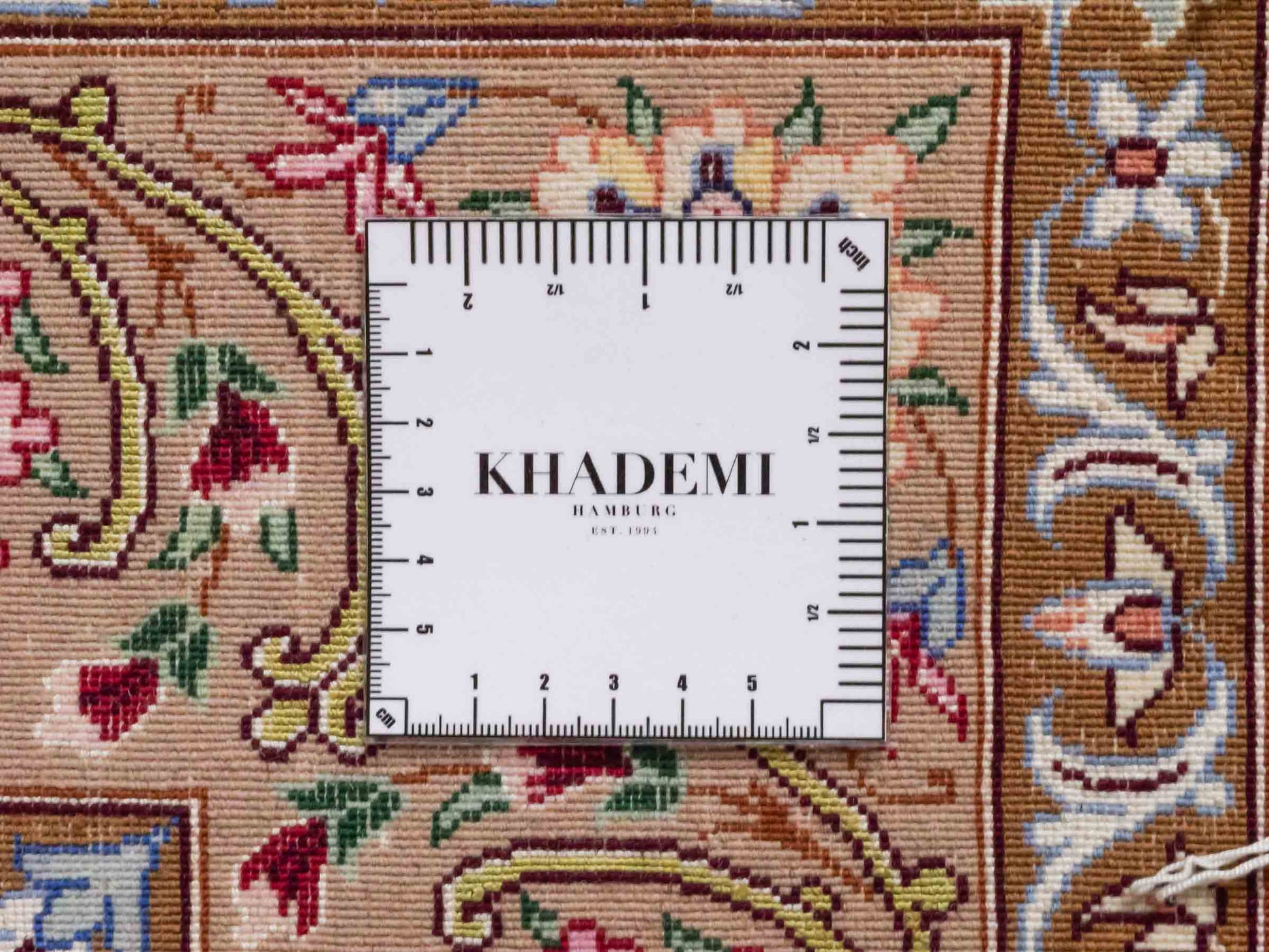 Handgeknüpfter "Mazaheri" Isfahan Perserteppich von Khademi aus Wolle & Seide, beige, cremeweiß. Persischer Teppich mit Medaillon, signiert, fein. Orientteppich geknüpft in Iran. Größe: 166 cm x 107 cm. Teppichnummer: DB3-1006 | Jupiter Intl.