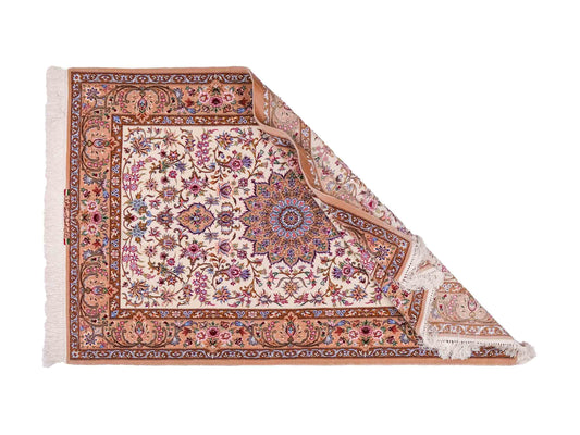 Handgeknüpfter "Mazaheri" Isfahan Perserteppich von Khademi aus Wolle & Seide, beige, cremeweiß. Persischer Teppich mit Medaillon, signiert, fein. Orientteppich geknüpft in Iran. Größe: 166 cm x 107 cm. Teppichnummer: DB3-1006 | Jupiter Intl.