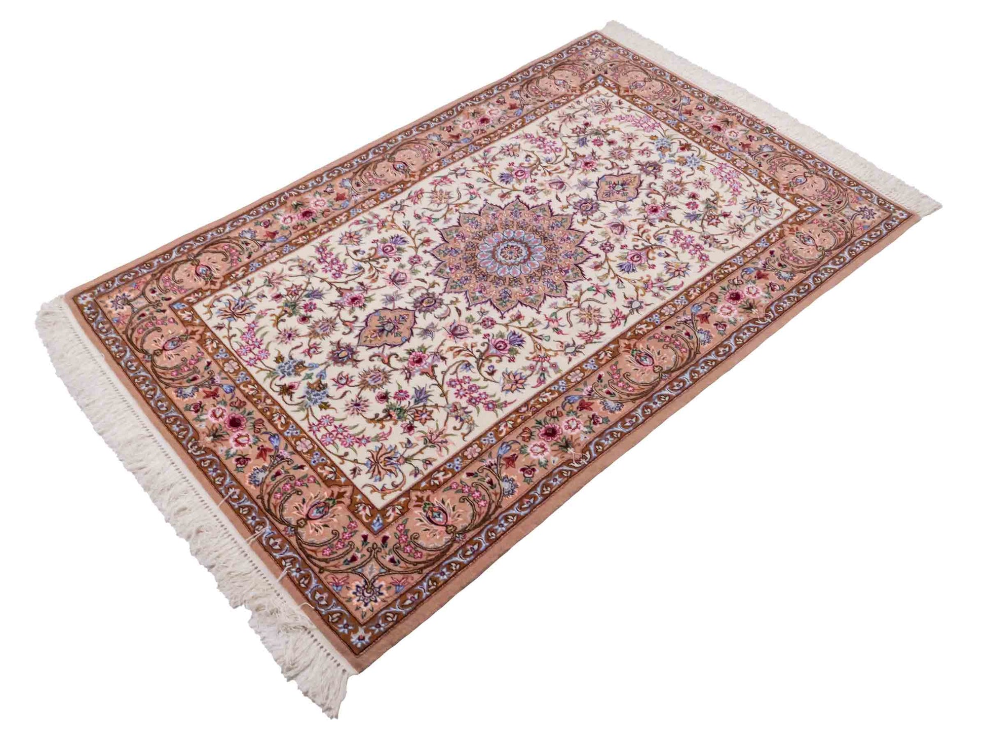 Handgeknüpfter "Mazaheri" Isfahan Perserteppich von Khademi aus Wolle & Seide, beige, cremeweiß. Persischer Teppich mit Medaillon, signiert, fein. Orientteppich geknüpft in Iran. Größe: 166 cm x 107 cm. Teppichnummer: DB3-1006 | Jupiter Intl.