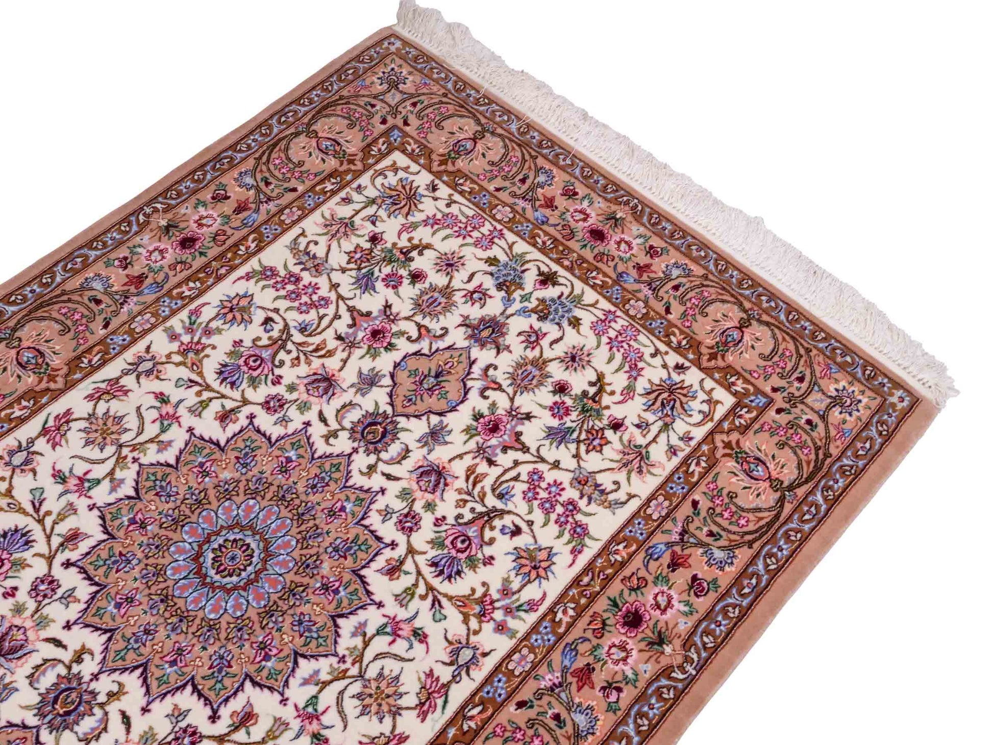 Handgeknüpfter "Mazaheri" Isfahan Perserteppich von Khademi aus Wolle & Seide, beige, cremeweiß. Persischer Teppich mit Medaillon, signiert, fein. Orientteppich geknüpft in Iran. Größe: 166 cm x 107 cm. Teppichnummer: DB3-1006 | Jupiter Intl.