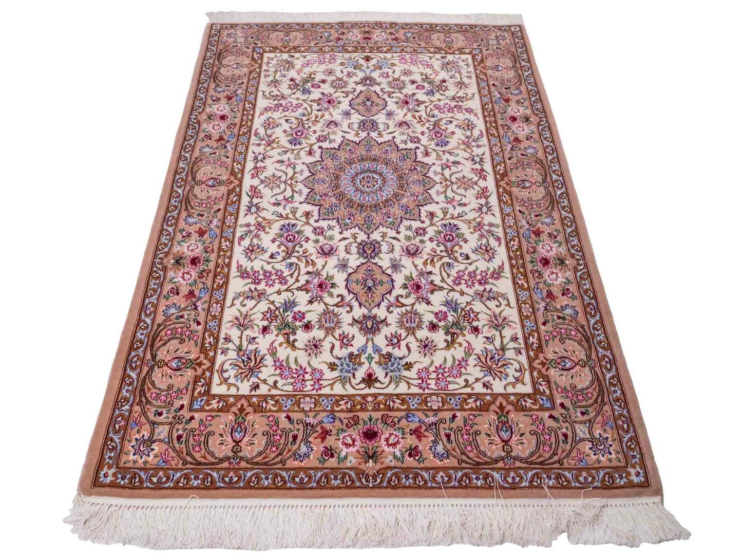 Handgeknüpfter "Mazaheri" Isfahan Perserteppich von Khademi aus Wolle & Seide, beige, cremeweiß. Persischer Teppich mit Medaillon, signiert, fein. Orientteppich geknüpft in Iran. Größe: 166 cm x 107 cm. Teppichnummer: DB3-1006 | Jupiter Intl.