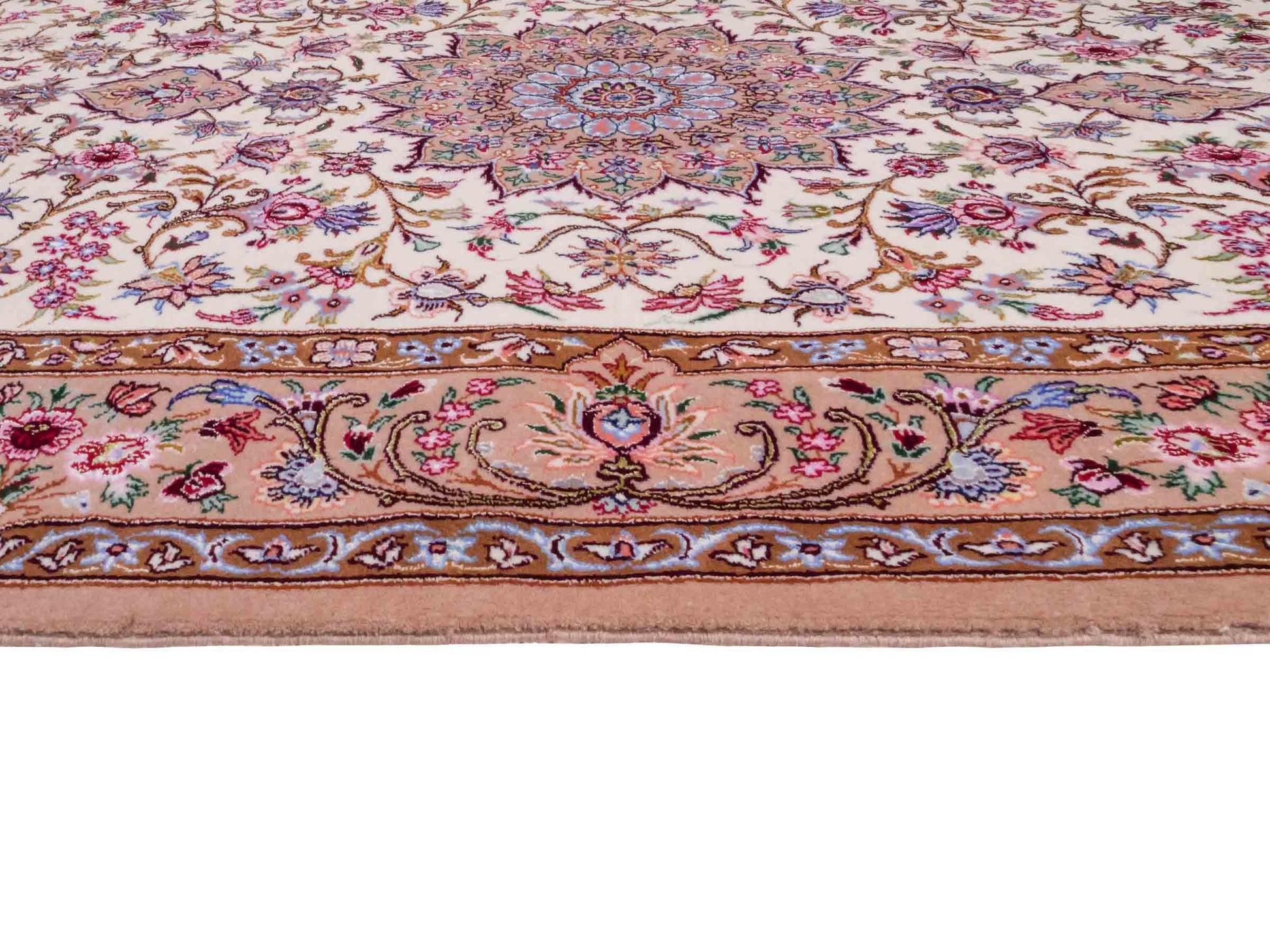 Handgeknüpfter "Mazaheri" Isfahan Perserteppich von Khademi aus Wolle & Seide, beige, cremeweiß. Persischer Teppich mit Medaillon, signiert, fein. Orientteppich geknüpft in Iran. Größe: 166 cm x 107 cm. Teppichnummer: DB3-1006 | Jupiter Intl.