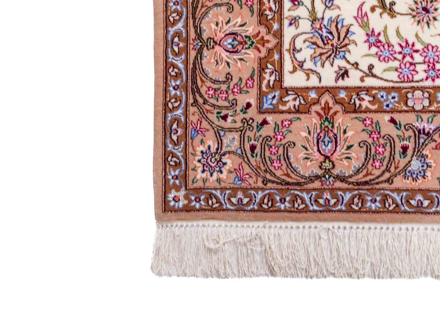 Handgeknüpfter "Mazaheri" Isfahan Perserteppich von Khademi aus Wolle & Seide, beige, cremeweiß. Persischer Teppich mit Medaillon, signiert, fein. Orientteppich geknüpft in Iran. Größe: 166 cm x 107 cm. Teppichnummer: DB3-1006 | Jupiter Intl.