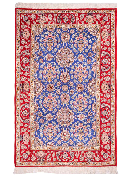Handgeknüpfter "Javad Eslimi" Isfahan Perserteppich von Khademi aus Wolle mit Seide, blau-rot Feiner, persischer Teppich mit Allover-Motiv, signiert. Orientteppich, geknüpft in Iran. Größe: 169 x 107 cm. Teppichnummer: SB3-1064 | Jupiter In