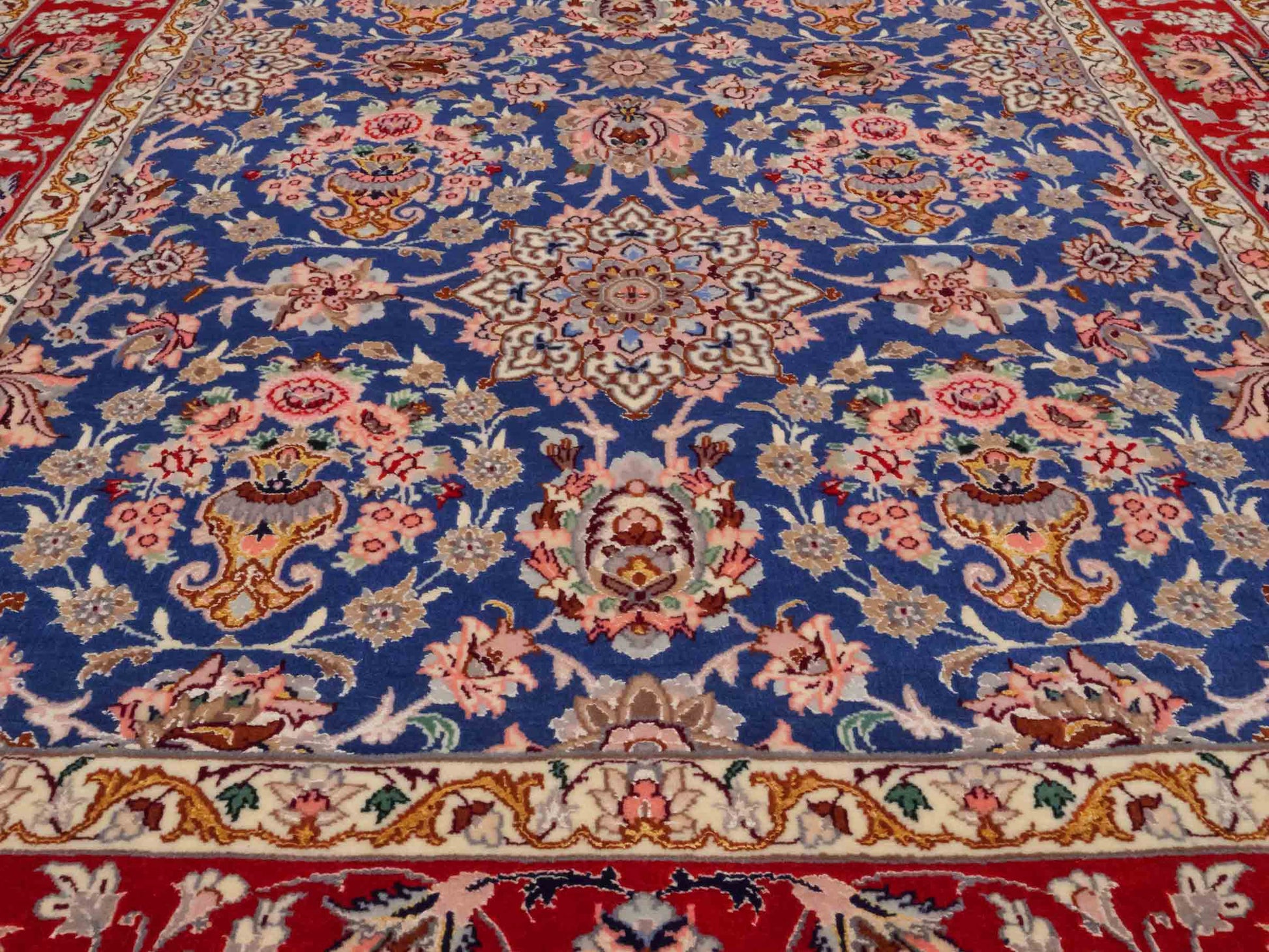 Handgeknüpfter "Javad Eslimi" Isfahan Perserteppich von Khademi aus Wolle mit Seide, blau-rot Feiner, persischer Teppich mit Allover-Motiv, signiert. Orientteppich, geknüpft in Iran. Größe: 169 x 107 cm. Teppichnummer: SB3-1064 | Jupiter In