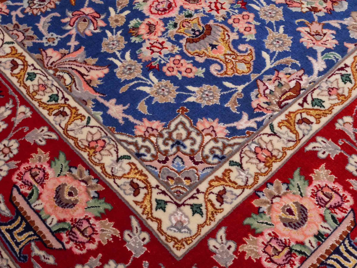 Handgeknüpfter "Javad Eslimi" Isfahan Perserteppich von Khademi aus Wolle mit Seide, blau-rot Feiner, persischer Teppich mit Allover-Motiv, signiert. Orientteppich, geknüpft in Iran. Größe: 169 x 107 cm. Teppichnummer: SB3-1064 | Jupiter In
