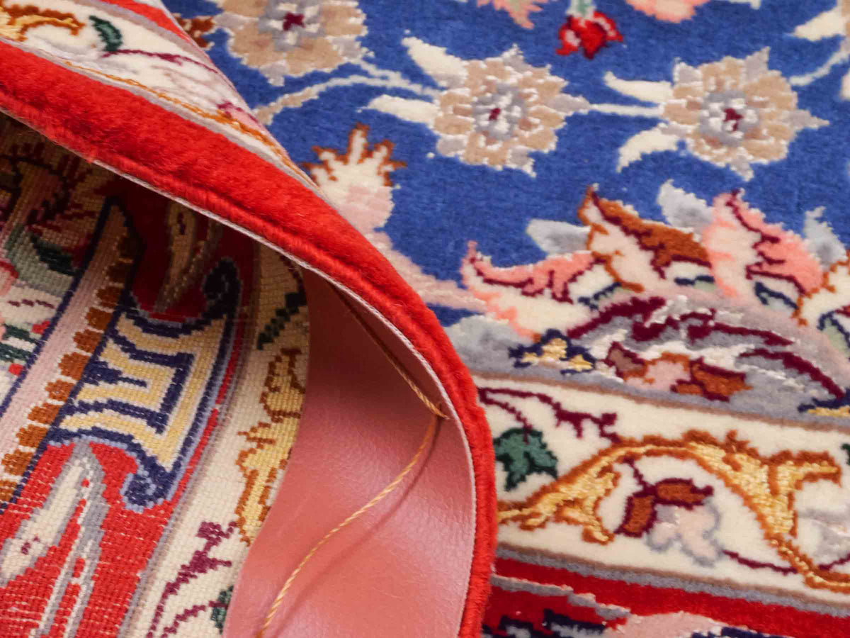 Handgeknüpfter "Javad Eslimi" Isfahan Perserteppich von Khademi aus Wolle mit Seide, blau-rot Feiner, persischer Teppich mit Allover-Motiv, signiert. Orientteppich, geknüpft in Iran. Größe: 169 x 107 cm. Teppichnummer: SB3-1064 | Jupiter In