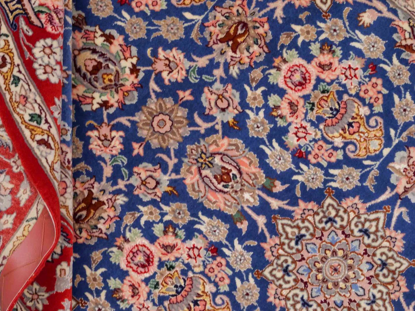Handgeknüpfter "Javad Eslimi" Isfahan Perserteppich von Khademi aus Wolle mit Seide, blau-rot Feiner, persischer Teppich mit Allover-Motiv, signiert. Orientteppich, geknüpft in Iran. Größe: 169 x 107 cm. Teppichnummer: SB3-1064 | Jupiter In