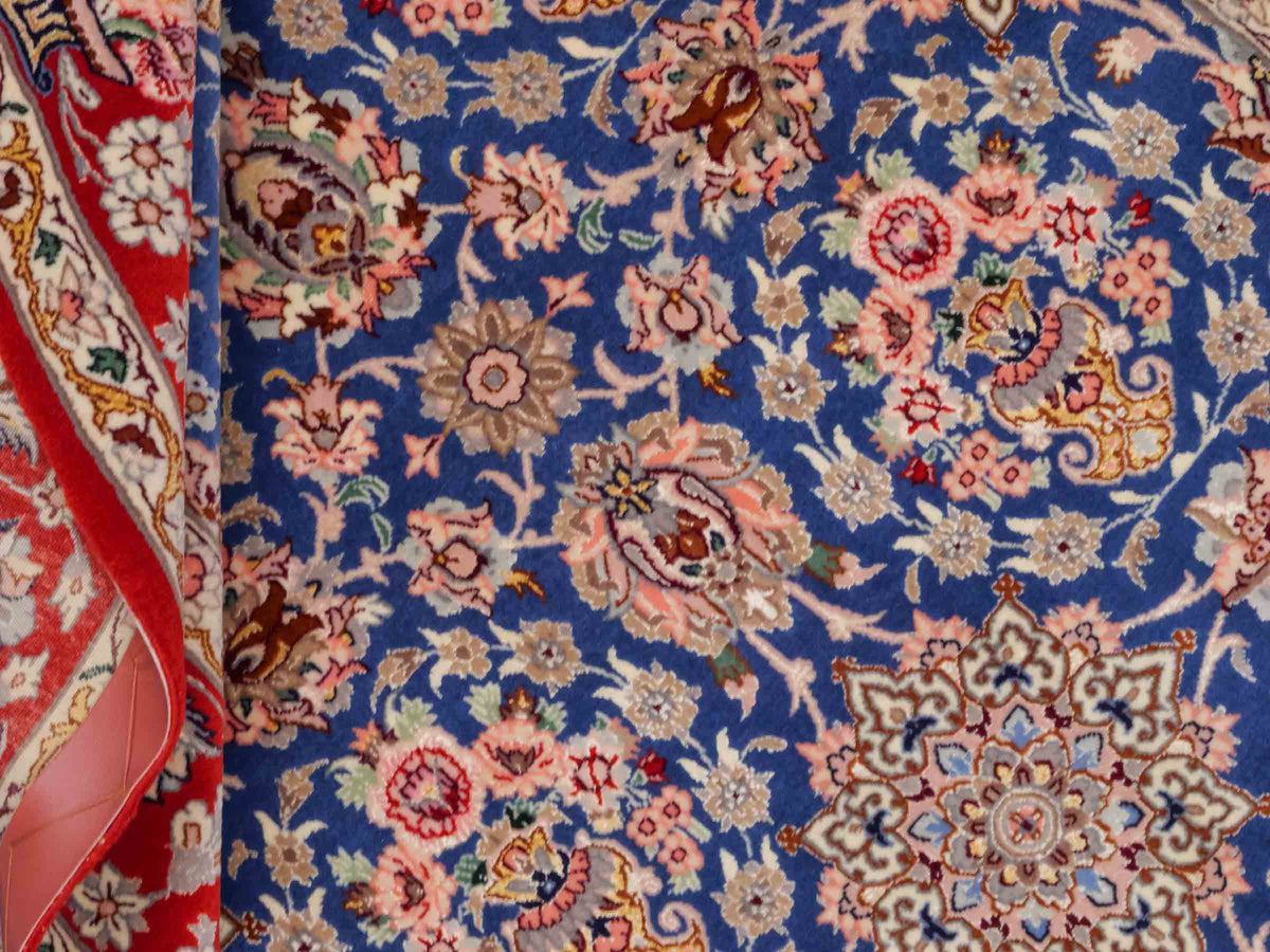 Handgeknüpfter "Javad Eslimi" Isfahan Perserteppich von Khademi aus Wolle mit Seide, blau-rot Feiner, persischer Teppich mit Allover-Motiv, signiert. Orientteppich, geknüpft in Iran. Größe: 169 x 107 cm. Teppichnummer: SB3-1064 | Jupiter In