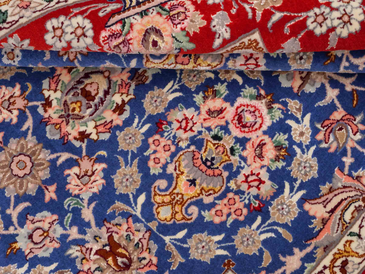 Handgeknüpfter "Javad Eslimi" Isfahan Perserteppich von Khademi aus Wolle mit Seide, blau-rot Feiner, persischer Teppich mit Allover-Motiv, signiert. Orientteppich, geknüpft in Iran. Größe: 169 x 107 cm. Teppichnummer: SB3-1064 | Jupiter In