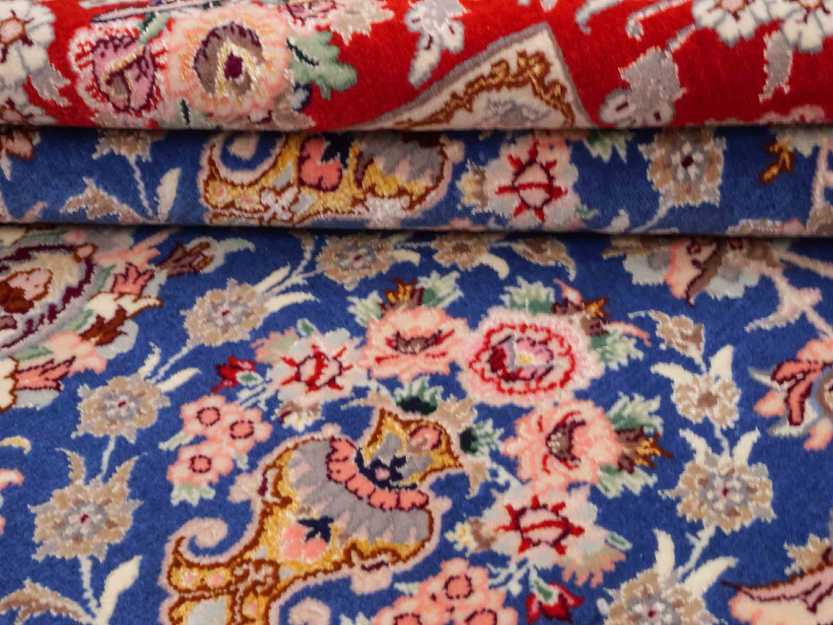Handgeknüpfter "Javad Eslimi" Isfahan Perserteppich von Khademi aus Wolle mit Seide, blau-rot Feiner, persischer Teppich mit Allover-Motiv, signiert. Orientteppich, geknüpft in Iran. Größe: 169 x 107 cm. Teppichnummer: SB3-1064 | Jupiter In