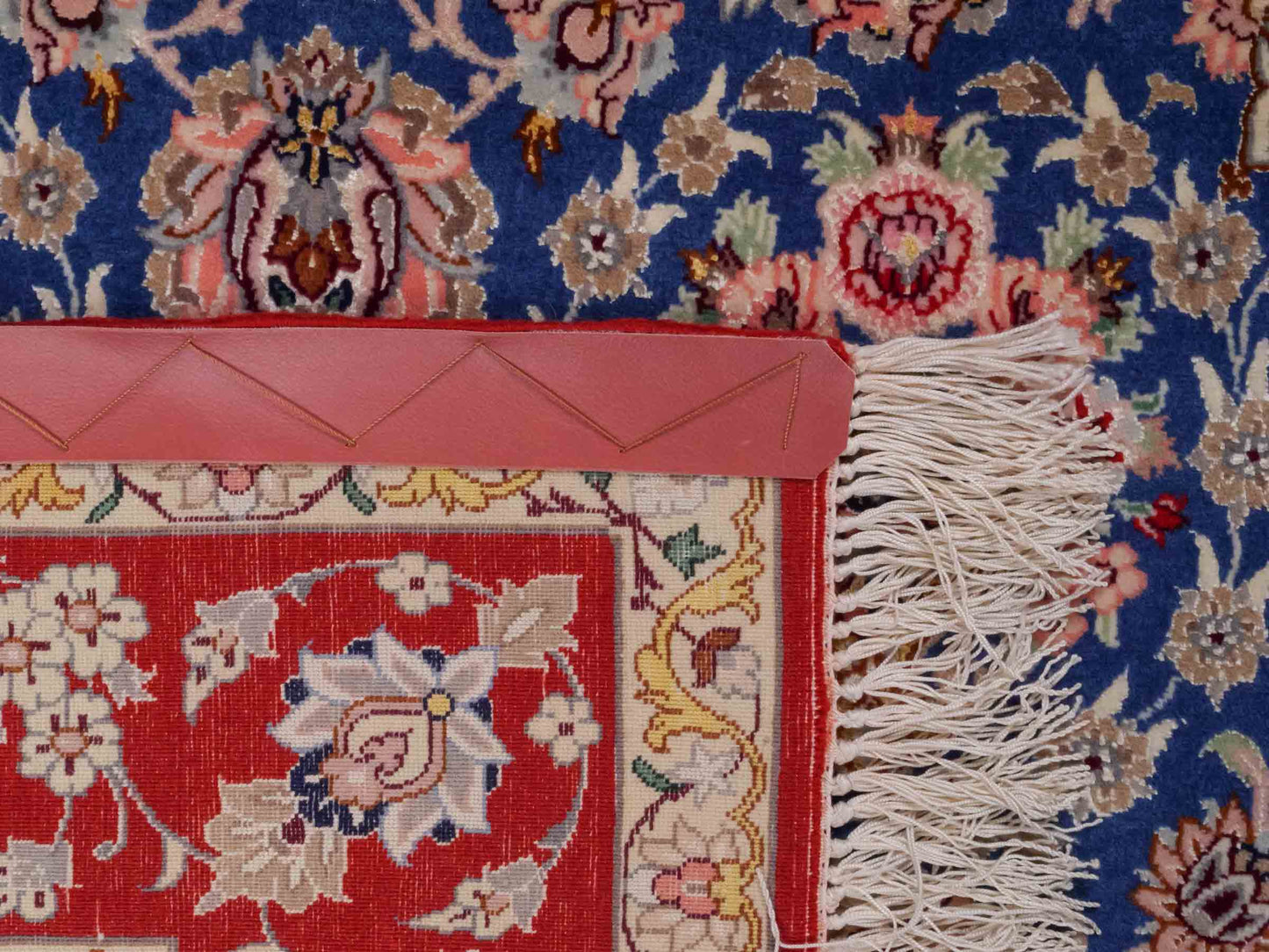 Handgeknüpfter "Javad Eslimi" Isfahan Perserteppich von Khademi aus Wolle mit Seide, blau-rot Feiner, persischer Teppich mit Allover-Motiv, signiert. Orientteppich, geknüpft in Iran. Größe: 169 x 107 cm. Teppichnummer: SB3-1064 | Jupiter In