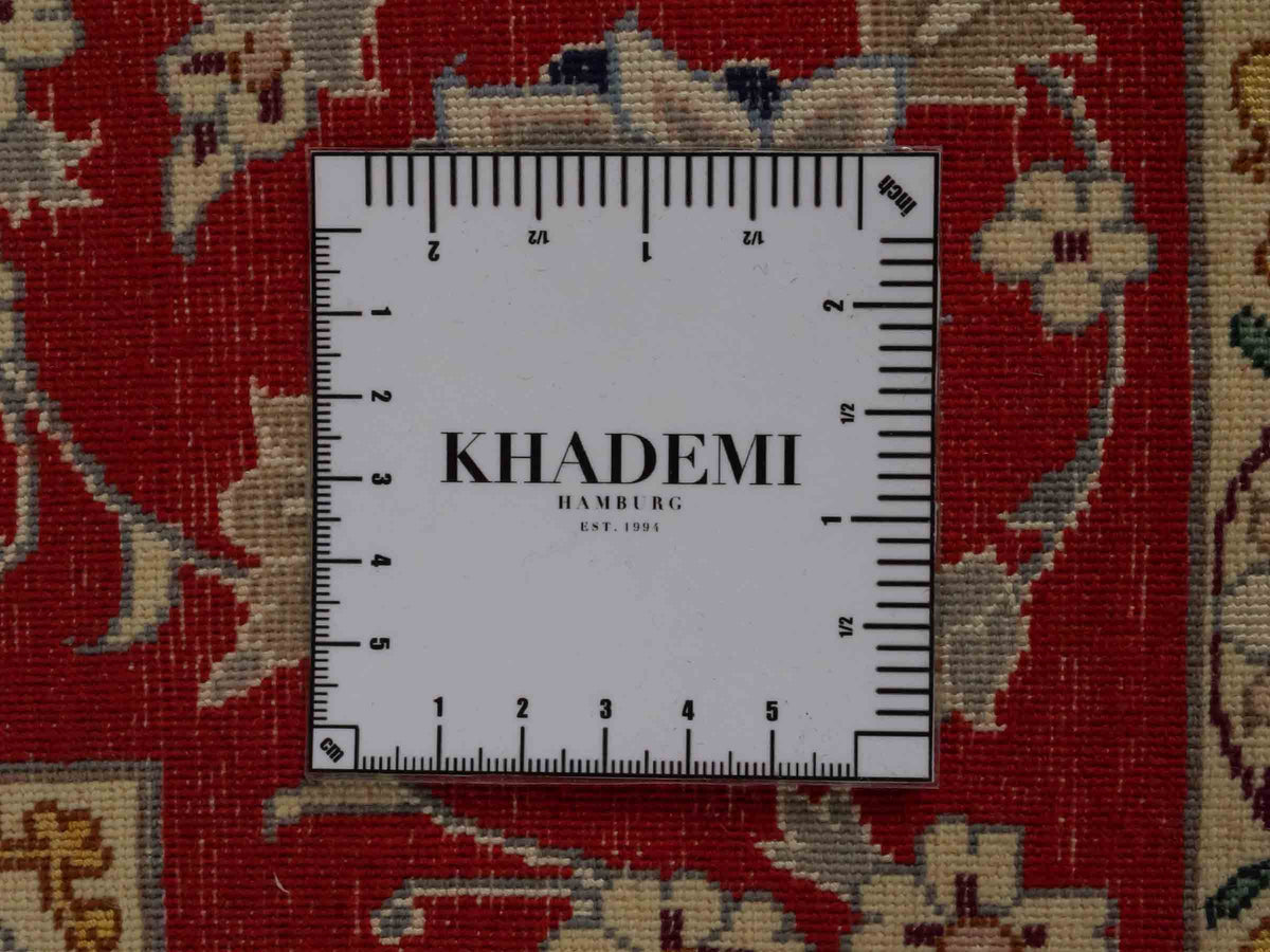 Handgeknüpfter "Javad Eslimi" Isfahan Perserteppich von Khademi aus Wolle mit Seide, blau-rot Feiner, persischer Teppich mit Allover-Motiv, signiert. Orientteppich, geknüpft in Iran. Größe: 169 x 107 cm. Teppichnummer: SB3-1064 | Jupiter In