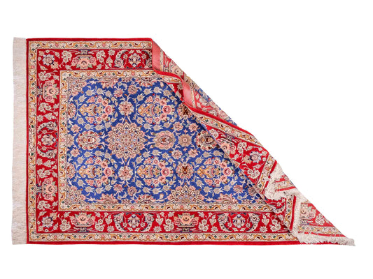 Handgeknüpfter "Javad Eslimi" Isfahan Perserteppich von Khademi aus Wolle mit Seide, blau-rot Feiner, persischer Teppich mit Allover-Motiv, signiert. Orientteppich, geknüpft in Iran. Größe: 169 x 107 cm. Teppichnummer: SB3-1064 | Jupiter In