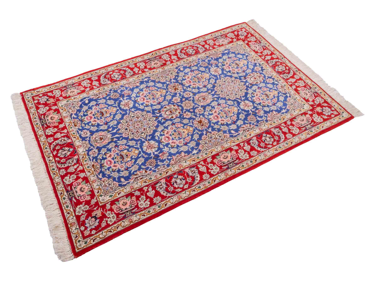 Handgeknüpfter "Javad Eslimi" Isfahan Perserteppich von Khademi aus Wolle mit Seide, blau-rot Feiner, persischer Teppich mit Allover-Motiv, signiert. Orientteppich, geknüpft in Iran. Größe: 169 x 107 cm. Teppichnummer: SB3-1064 | Jupiter In