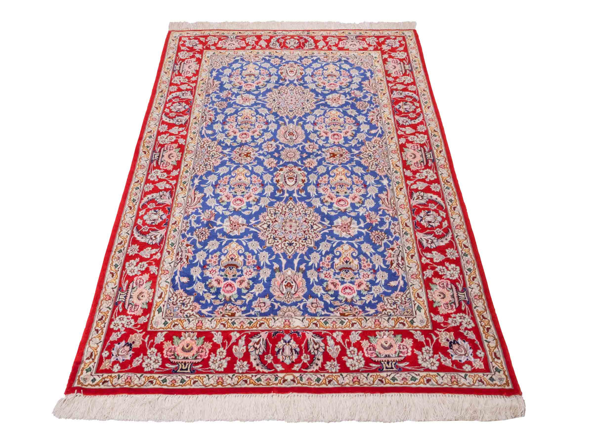 Handgeknüpfter "Javad Eslimi" Isfahan Perserteppich von Khademi aus Wolle mit Seide, blau-rot Feiner, persischer Teppich mit Allover-Motiv, signiert. Orientteppich, geknüpft in Iran. Größe: 169 x 107 cm. Teppichnummer: SB3-1064 | Jupiter In