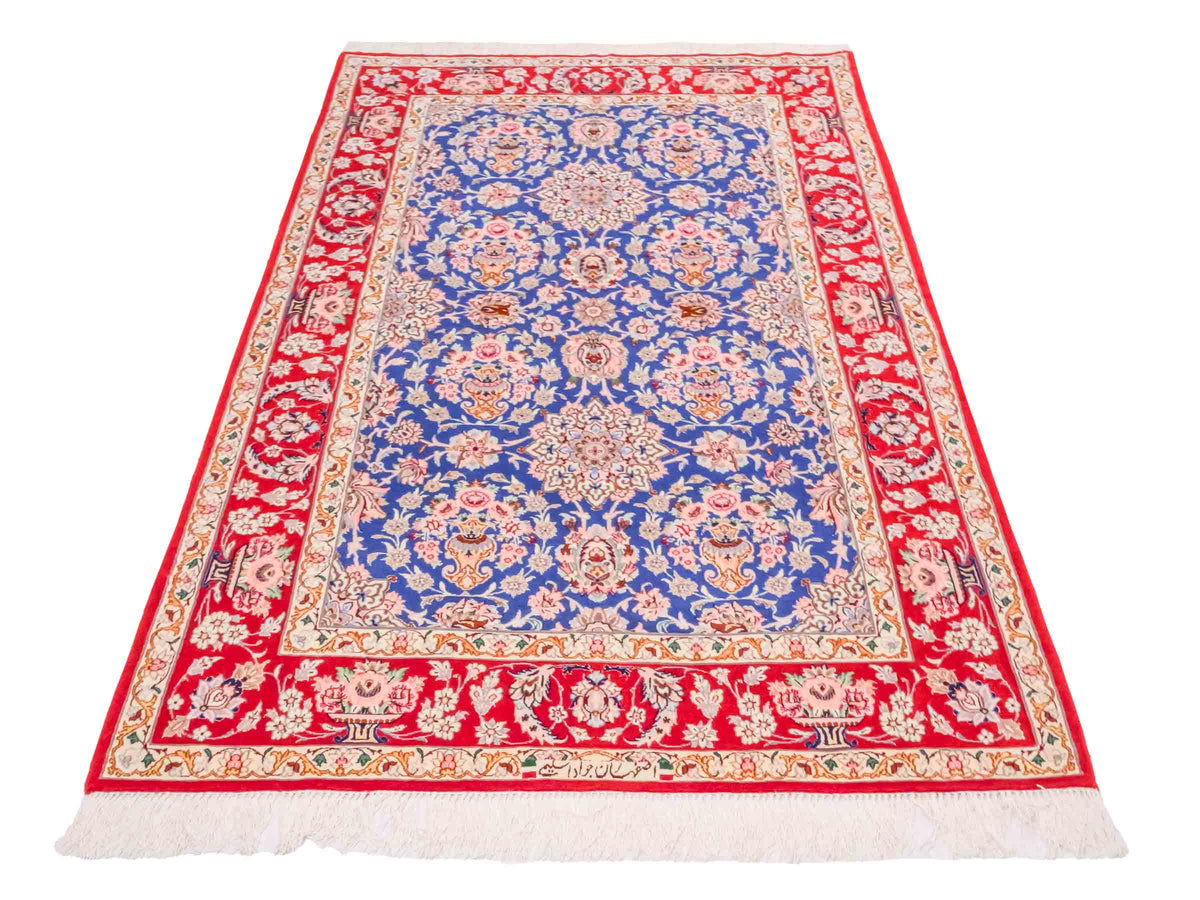 Handgeknüpfter "Javad Eslimi" Isfahan Perserteppich von Khademi aus Wolle mit Seide, blau-rot Feiner, persischer Teppich mit Allover-Motiv, signiert. Orientteppich, geknüpft in Iran. Größe: 169 x 107 cm. Teppichnummer: SB3-1064 | Jupiter In