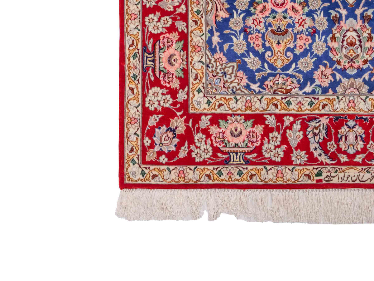 Handgeknüpfter "Javad Eslimi" Isfahan Perserteppich von Khademi aus Wolle mit Seide, blau-rot Feiner, persischer Teppich mit Allover-Motiv, signiert. Orientteppich, geknüpft in Iran. Größe: 169 x 107 cm. Teppichnummer: SB3-1064 | Jupiter In