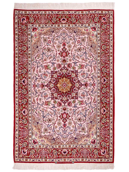 Handgeknüpfter "Entezari" Isfahan Perserteppich von Khademi aus Wolle mit Seide, rot-rosa. Feiner, persischer Teppich mit Medaillon, signiert. Orientteppich, von Hand geknüpft in Iran. Größe: 169 x 110 cm. Teppichnummer: DB3-1032 Jupiter Intl.