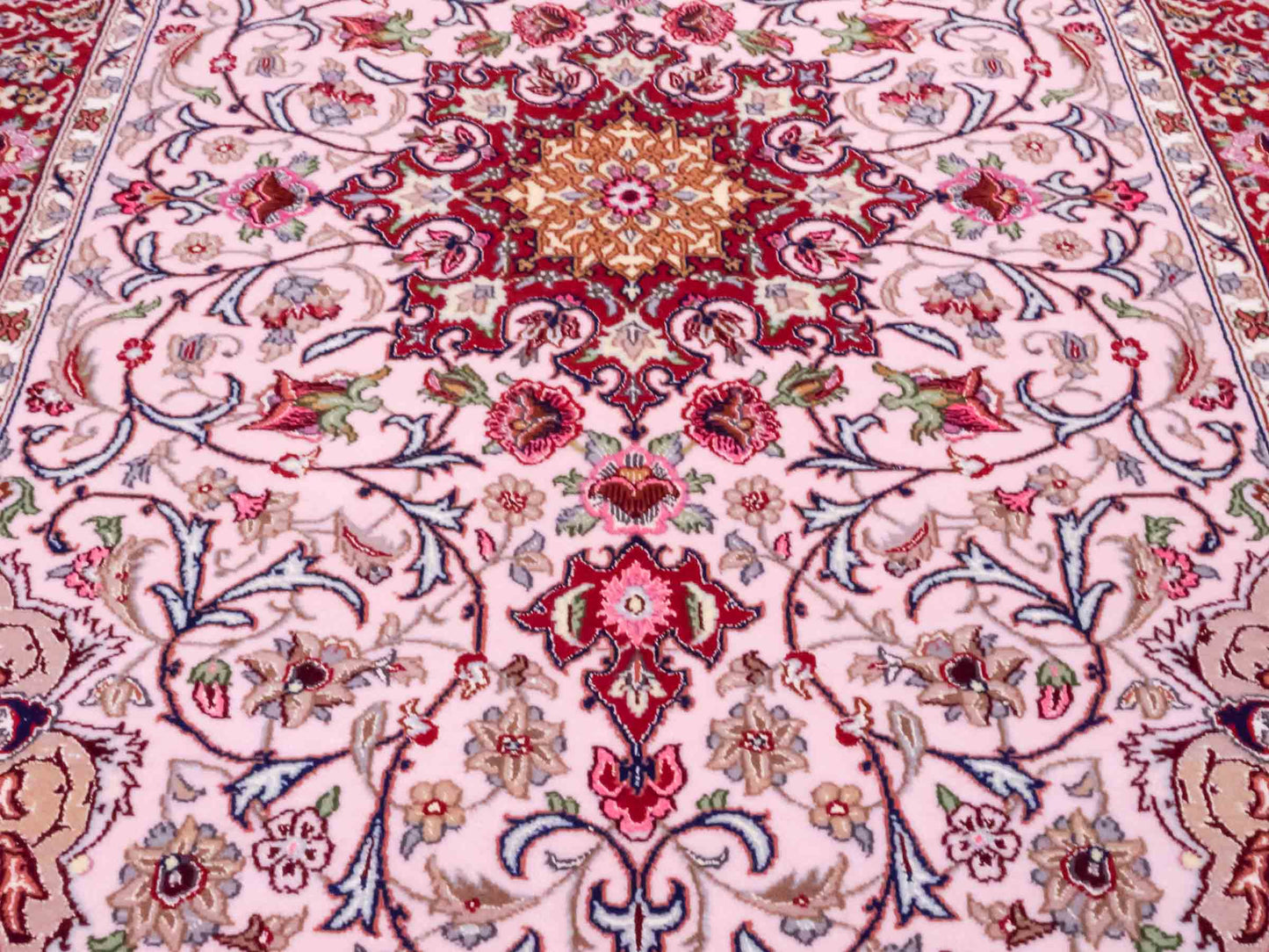 Handgeknüpfter "Entezari" Isfahan Perserteppich von Khademi aus Wolle mit Seide, rot-rosa. Feiner, persischer Teppich mit Medaillon, signiert. Orientteppich, von Hand geknüpft in Iran. Größe: 169 x 110 cm. Teppichnummer: DB3-1032 Jupiter Intl.