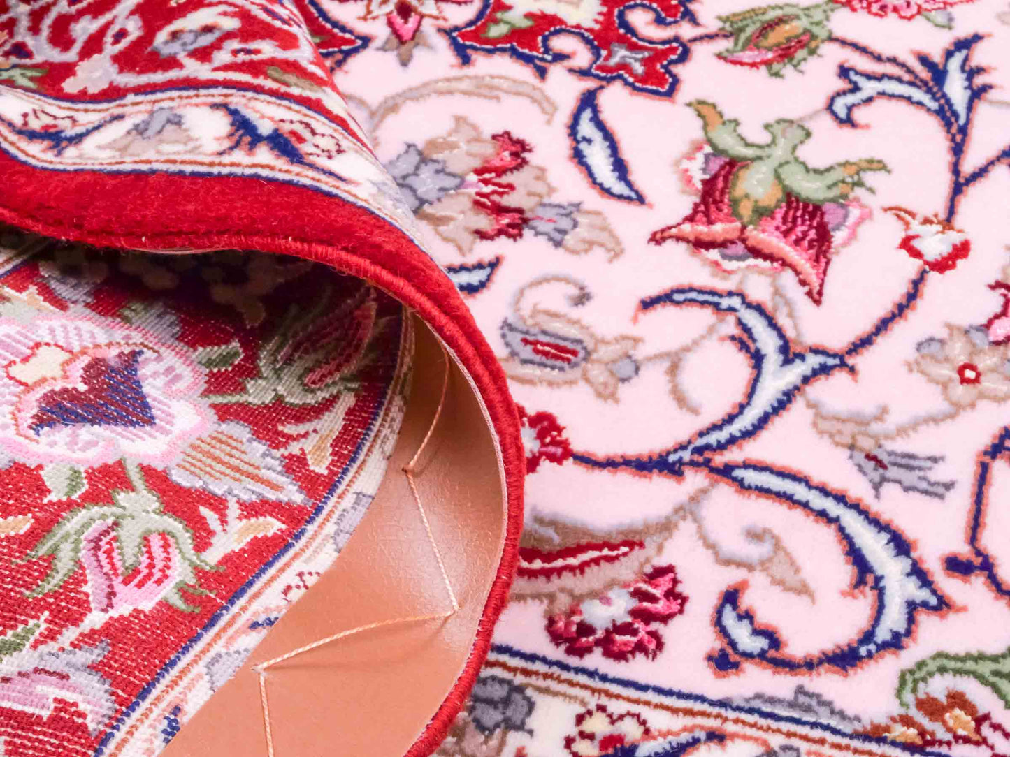 Handgeknüpfter "Entezari" Isfahan Perserteppich von Khademi aus Wolle mit Seide, rot-rosa. Feiner, persischer Teppich mit Medaillon, signiert. Orientteppich, von Hand geknüpft in Iran. Größe: 169 x 110 cm. Teppichnummer: DB3-1032 Jupiter Intl.