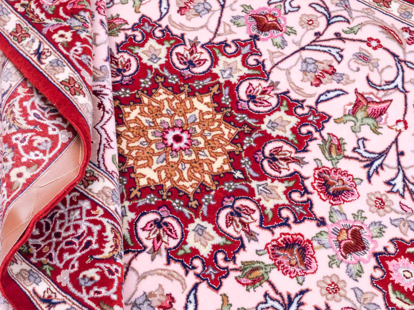 Handgeknüpfter "Entezari" Isfahan Perserteppich von Khademi aus Wolle mit Seide, rot-rosa. Feiner, persischer Teppich mit Medaillon, signiert. Orientteppich, von Hand geknüpft in Iran. Größe: 169 x 110 cm. Teppichnummer: DB3-1032 Jupiter Intl.