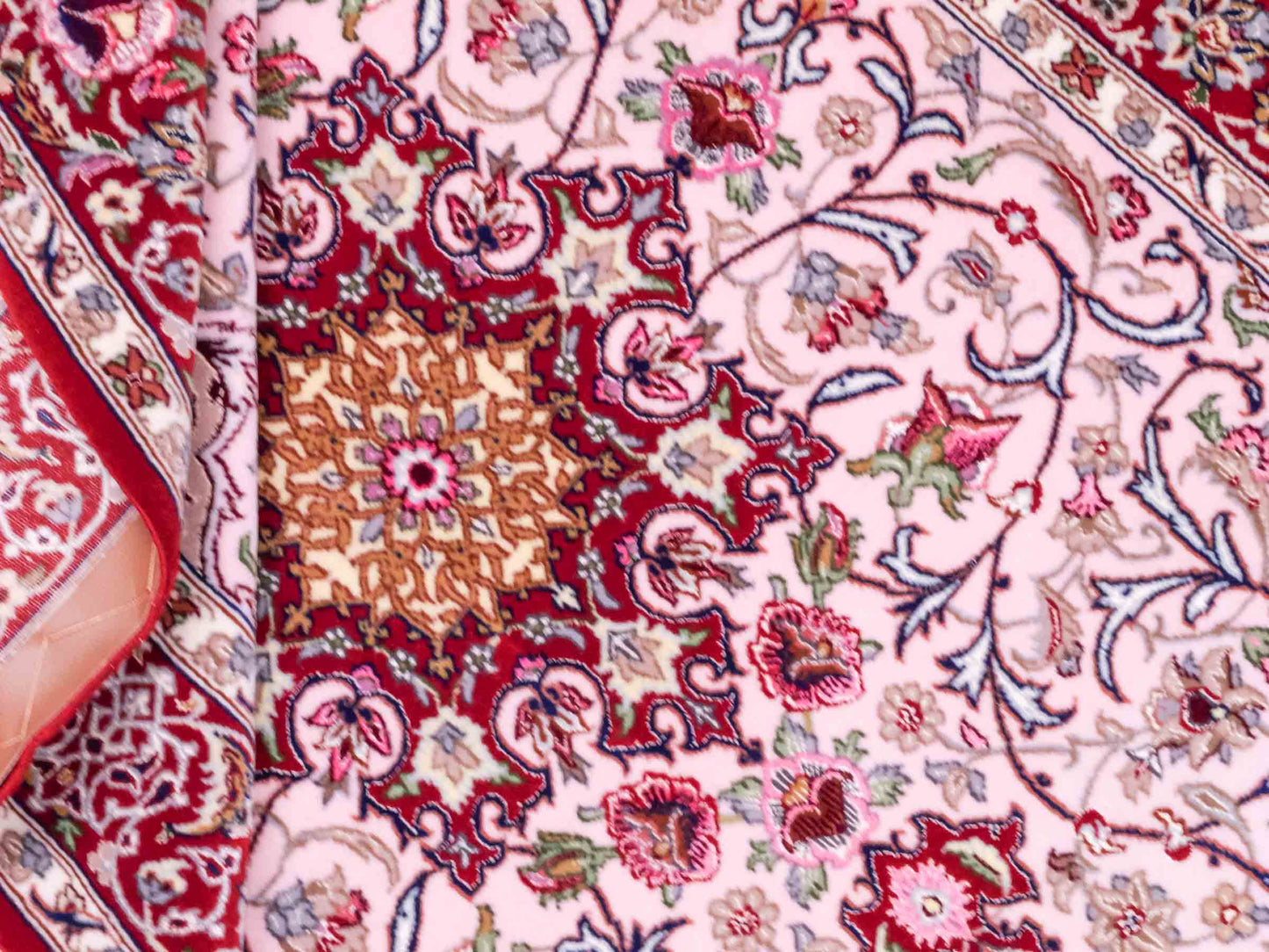 Handgeknüpfter "Entezari" Isfahan Perserteppich von Khademi aus Wolle mit Seide, rot-rosa. Feiner, persischer Teppich mit Medaillon, signiert. Orientteppich, von Hand geknüpft in Iran. Größe: 169 x 110 cm. Teppichnummer: DB3-1032 Jupiter Intl.