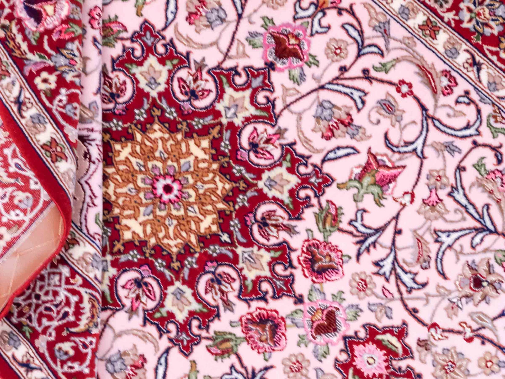 Handgeknüpfter "Entezari" Isfahan Perserteppich von Khademi aus Wolle mit Seide, rot-rosa. Feiner, persischer Teppich mit Medaillon, signiert. Orientteppich, von Hand geknüpft in Iran. Größe: 169 x 110 cm. Teppichnummer: DB3-1032 Jupiter Intl.