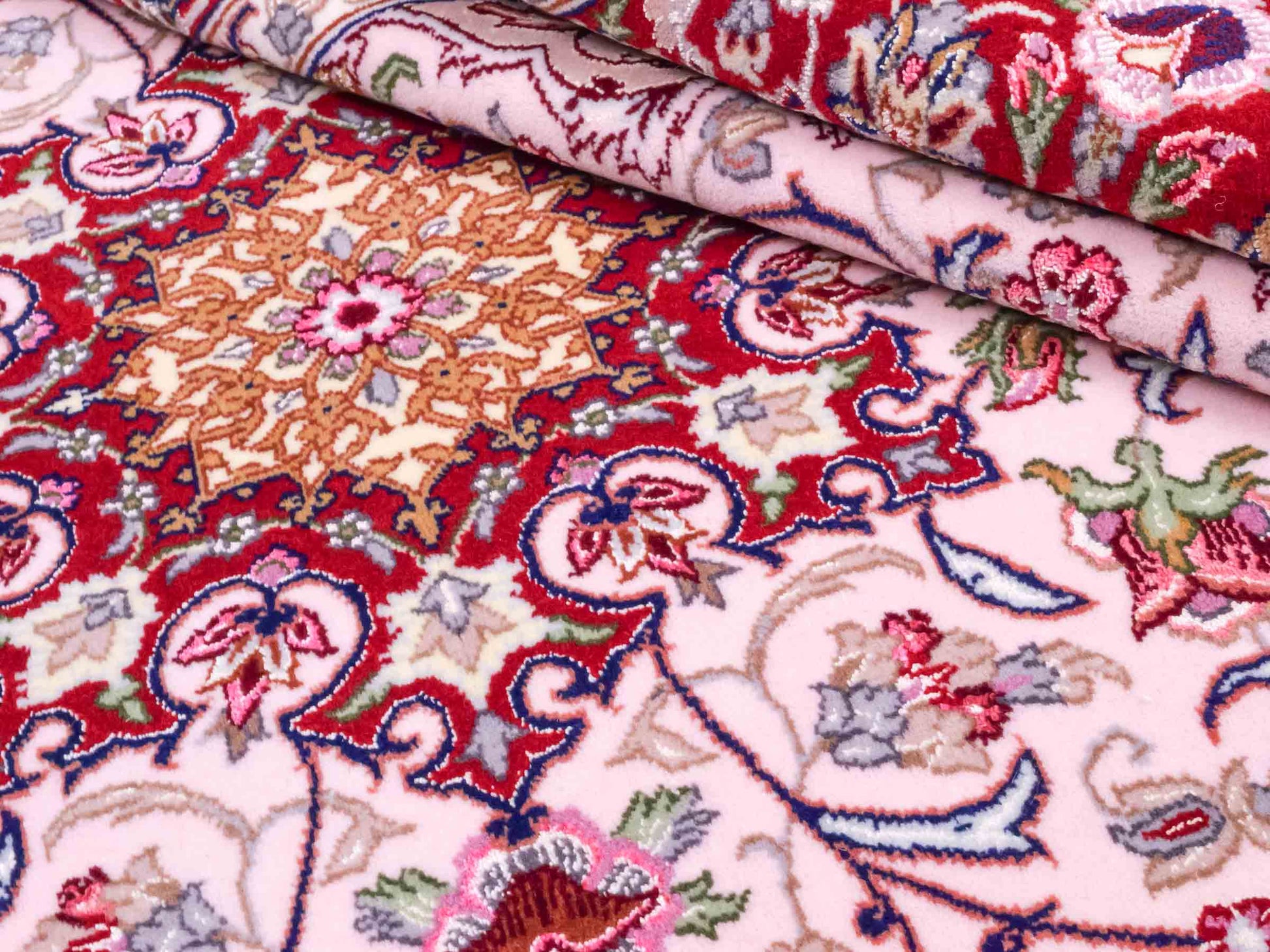 Handgeknüpfter "Entezari" Isfahan Perserteppich von Khademi aus Wolle mit Seide, rot-rosa. Feiner, persischer Teppich mit Medaillon, signiert. Orientteppich, von Hand geknüpft in Iran. Größe: 169 x 110 cm. Teppichnummer: DB3-1032 Jupiter Intl.