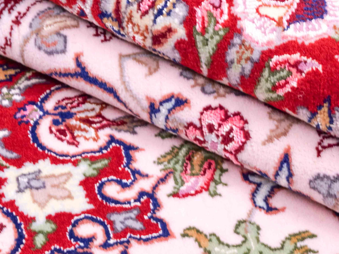 Handgeknüpfter "Entezari" Isfahan Perserteppich von Khademi aus Wolle mit Seide, rot-rosa. Feiner, persischer Teppich mit Medaillon, signiert. Orientteppich, von Hand geknüpft in Iran. Größe: 169 x 110 cm. Teppichnummer: DB3-1032 Jupiter Intl.