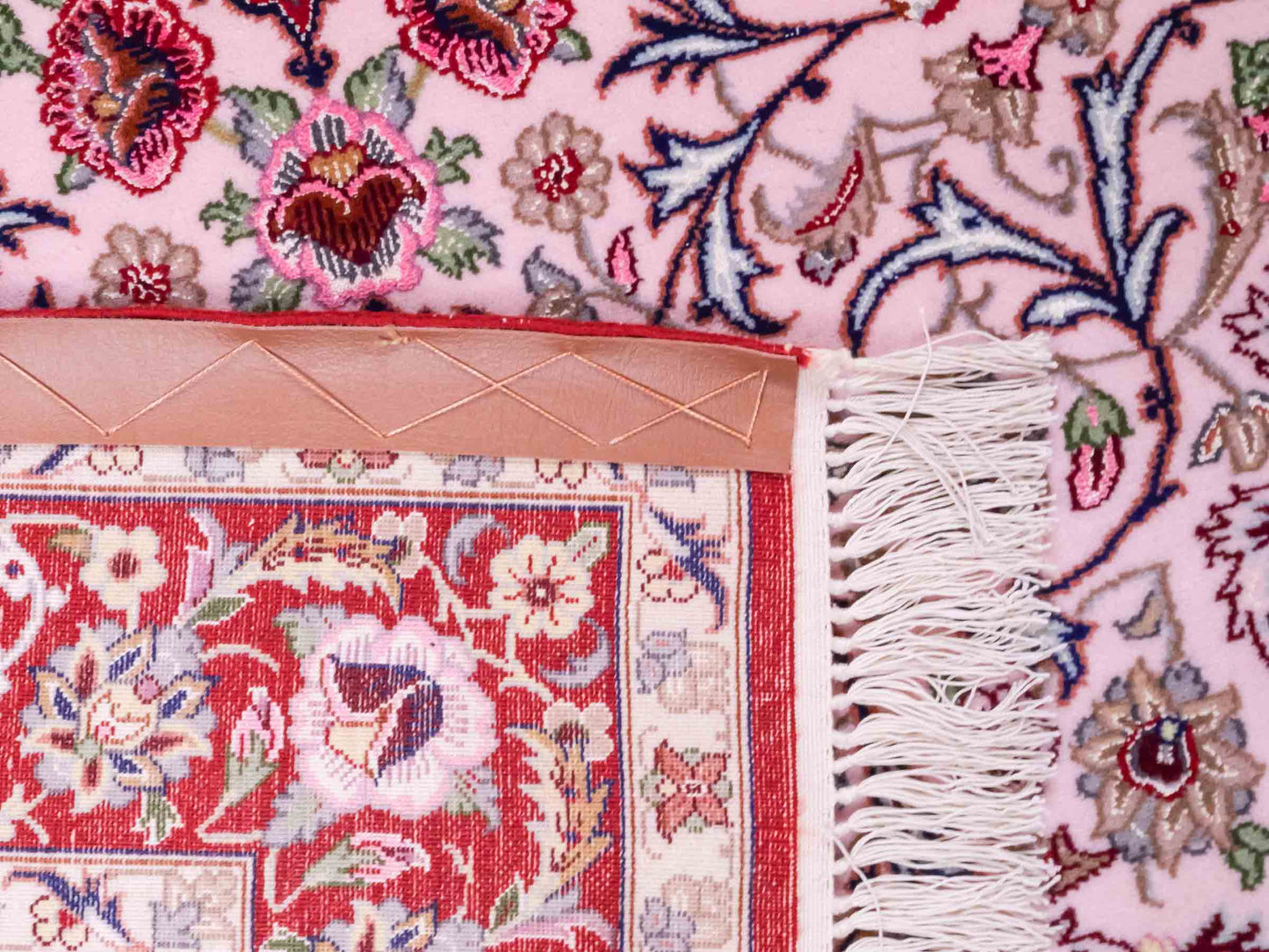 Handgeknüpfter "Entezari" Isfahan Perserteppich von Khademi aus Wolle mit Seide, rot-rosa. Feiner, persischer Teppich mit Medaillon, signiert. Orientteppich, von Hand geknüpft in Iran. Größe: 169 x 110 cm. Teppichnummer: DB3-1032 Jupiter Intl.