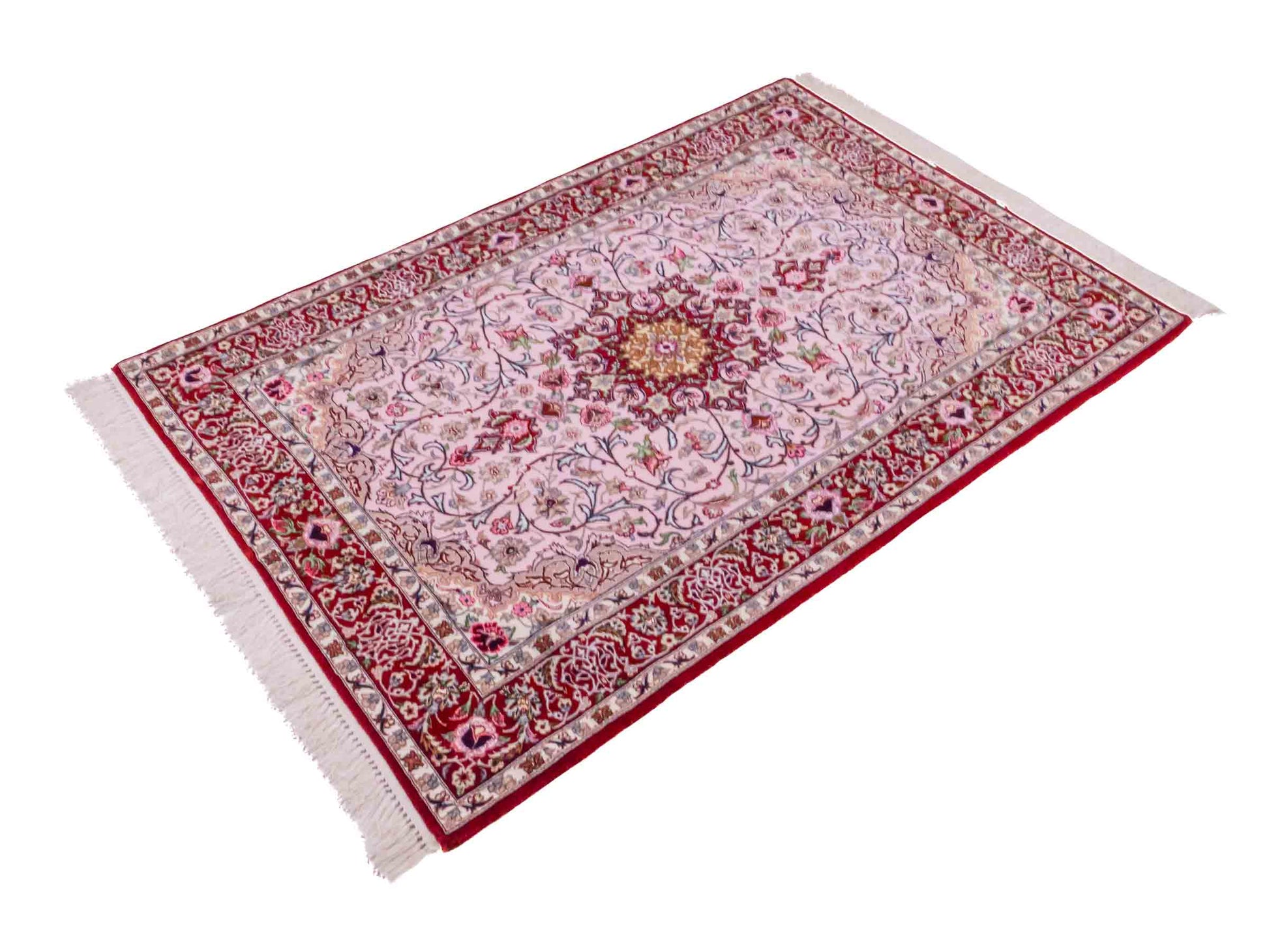 Handgeknüpfter "Entezari" Isfahan Perserteppich von Khademi aus Wolle mit Seide, rot-rosa. Feiner, persischer Teppich mit Medaillon, signiert. Orientteppich, von Hand geknüpft in Iran. Größe: 169 x 110 cm. Teppichnummer: DB3-1032 Jupiter Intl.