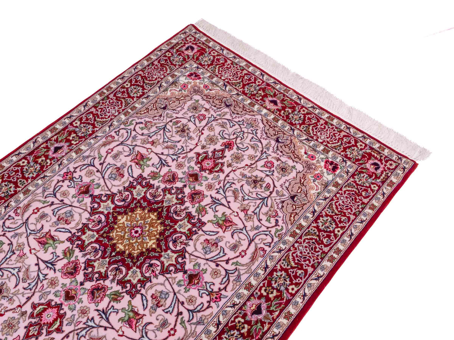 Handgeknüpfter "Entezari" Isfahan Perserteppich von Khademi aus Wolle mit Seide, rot-rosa. Feiner, persischer Teppich mit Medaillon, signiert. Orientteppich, von Hand geknüpft in Iran. Größe: 169 x 110 cm. Teppichnummer: DB3-1032 Jupiter Intl.