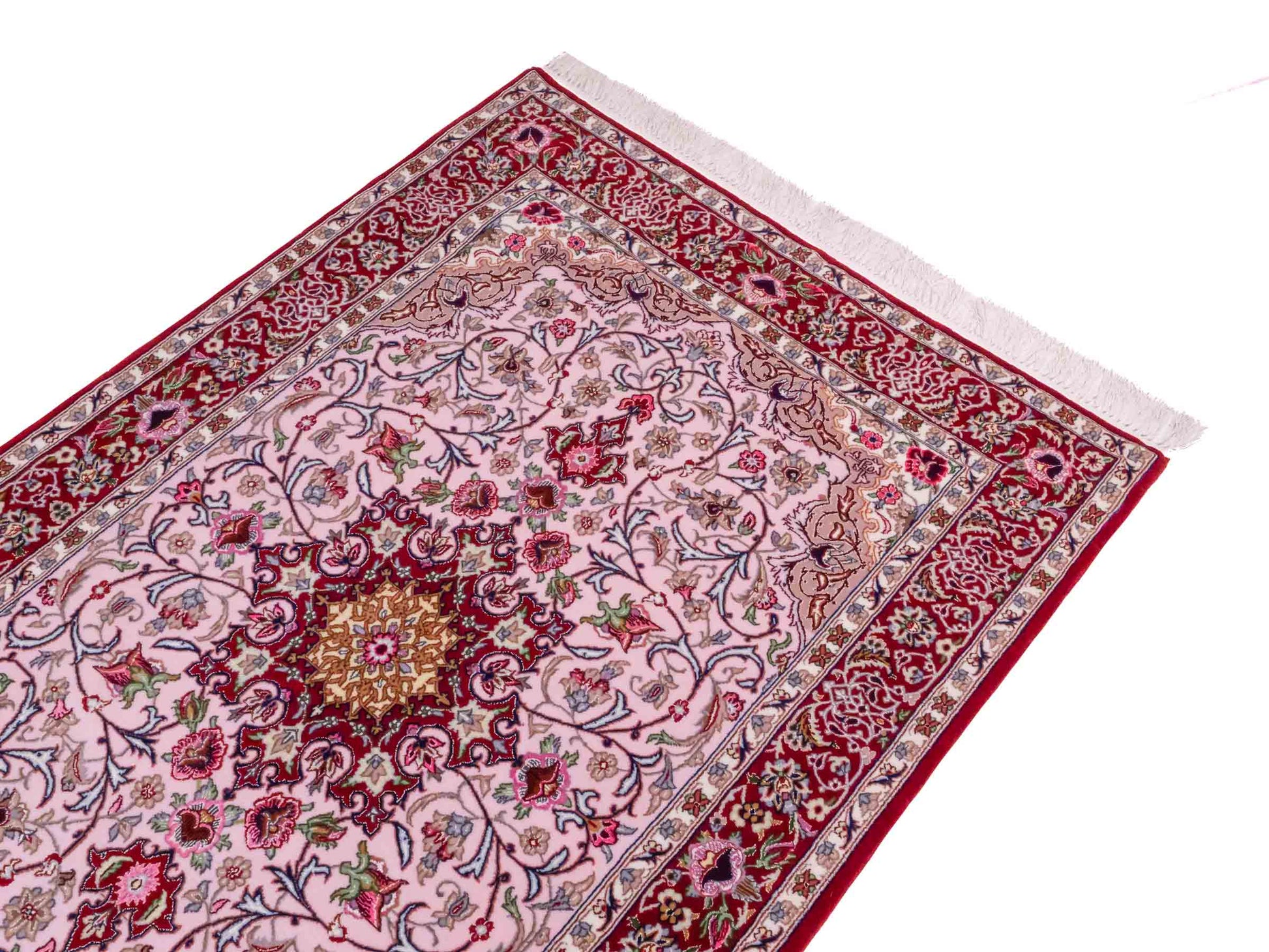 Handgeknüpfter "Entezari" Isfahan Perserteppich von Khademi aus Wolle mit Seide, rot-rosa. Feiner, persischer Teppich mit Medaillon, signiert. Orientteppich, von Hand geknüpft in Iran. Größe: 169 x 110 cm. Teppichnummer: DB3-1032 Jupiter Intl.