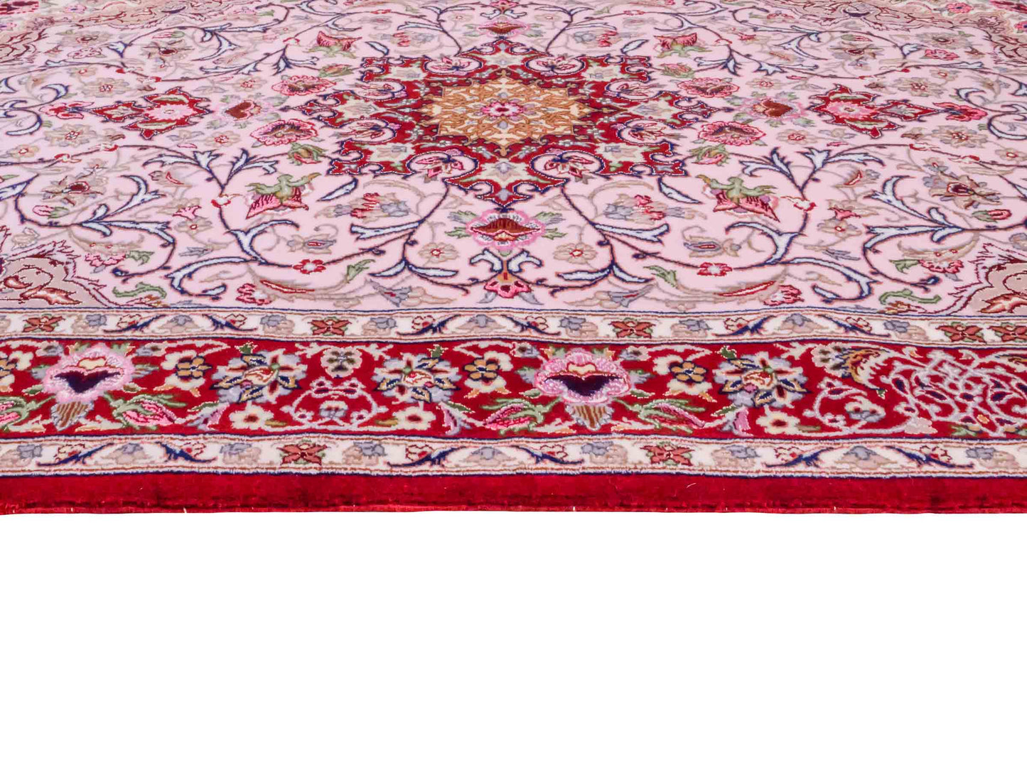 Handgeknüpfter "Entezari" Isfahan Perserteppich von Khademi aus Wolle mit Seide, rot-rosa. Feiner, persischer Teppich mit Medaillon, signiert. Orientteppich, von Hand geknüpft in Iran. Größe: 169 x 110 cm. Teppichnummer: DB3-1032 Jupiter Intl.