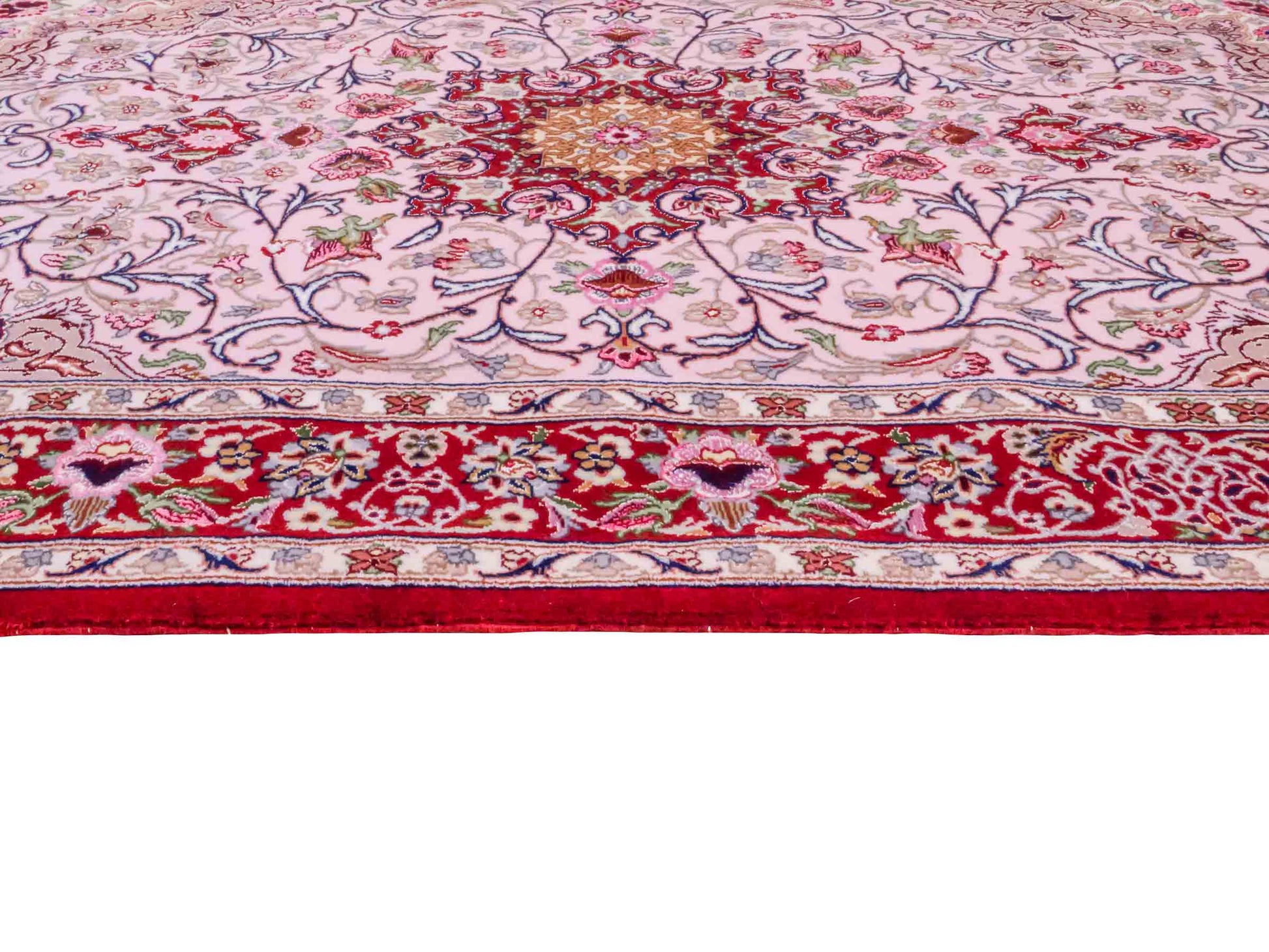 Handgeknüpfter "Entezari" Isfahan Perserteppich von Khademi aus Wolle mit Seide, rot-rosa. Feiner, persischer Teppich mit Medaillon, signiert. Orientteppich, von Hand geknüpft in Iran. Größe: 169 x 110 cm. Teppichnummer: DB3-1032 Jupiter Intl.