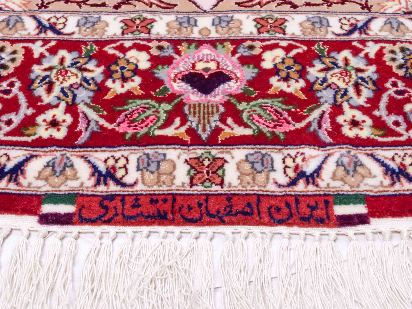 Handgeknüpfter "Entezari" Isfahan Perserteppich von Khademi aus Wolle mit Seide, rot-rosa. Feiner, persischer Teppich mit Medaillon, signiert. Orientteppich, von Hand geknüpft in Iran. Größe: 169 x 110 cm. Teppichnummer: DB3-1032 Jupiter Intl.