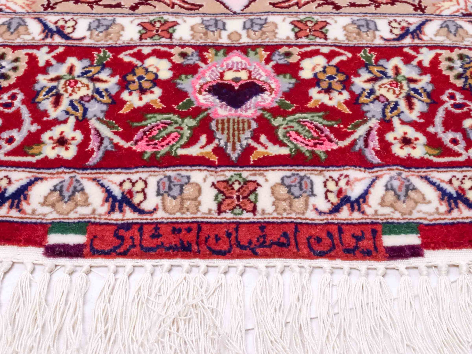 Handgeknüpfter "Entezari" Isfahan Perserteppich von Khademi aus Wolle mit Seide, rot-rosa. Feiner, persischer Teppich mit Medaillon, signiert. Orientteppich, von Hand geknüpft in Iran. Größe: 169 x 110 cm. Teppichnummer: DB3-1032 Jupiter Intl.