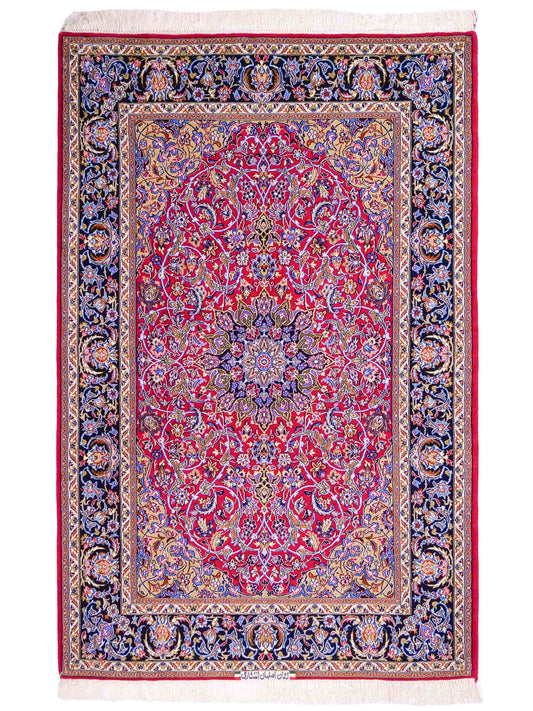 Handgeknüpfter "Entezari" Isfahan Perserteppich von Khademi aus Wolle mit Seide, rot-blau. Feiner, persischer Teppich mit Medaillon, signiert. Orientteppich, von Hand geknüpft in Iran. Größe: 169 x 112 cm. Teppichnummer: DB3-1031 Jupiter Intl.